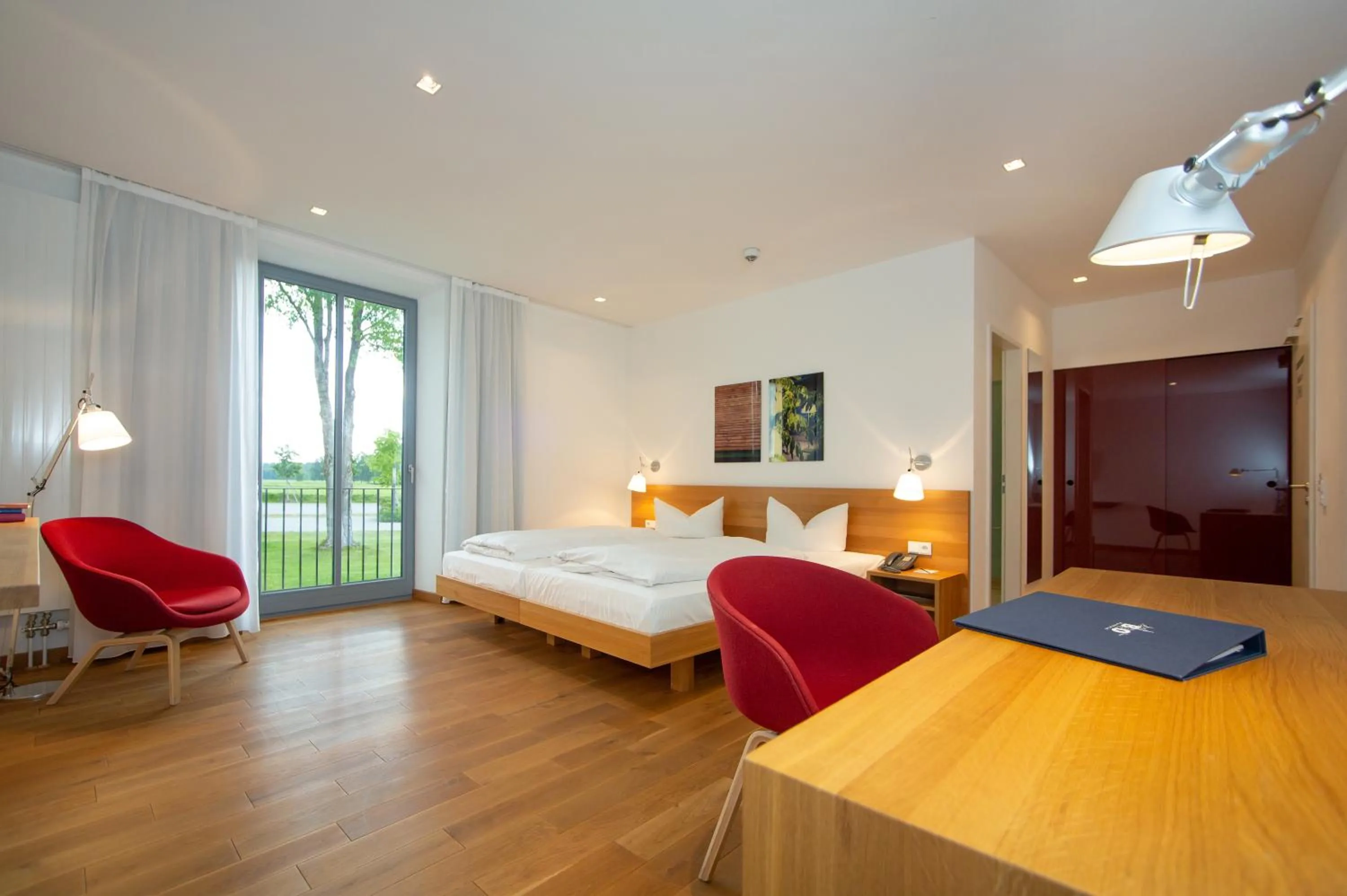 Photo of the whole room, Bed in B&O Parkhotel