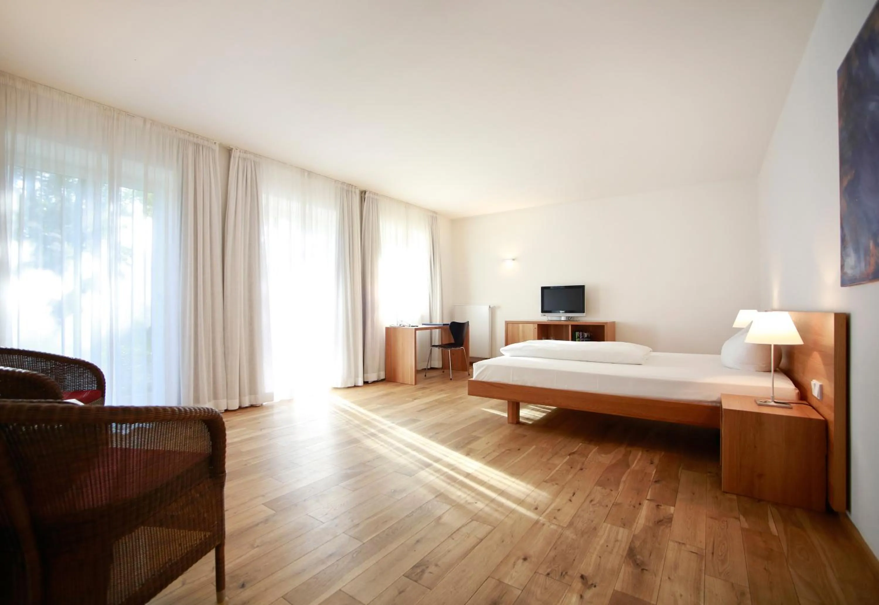 Photo of the whole room, Bed in B&O Parkhotel