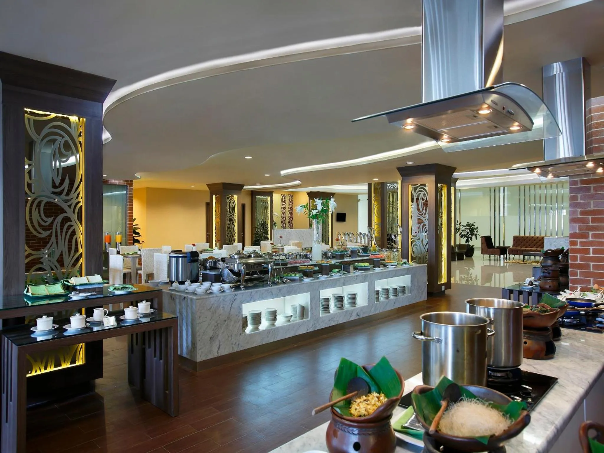Restaurant/places to eat in Hotel Santika Depok