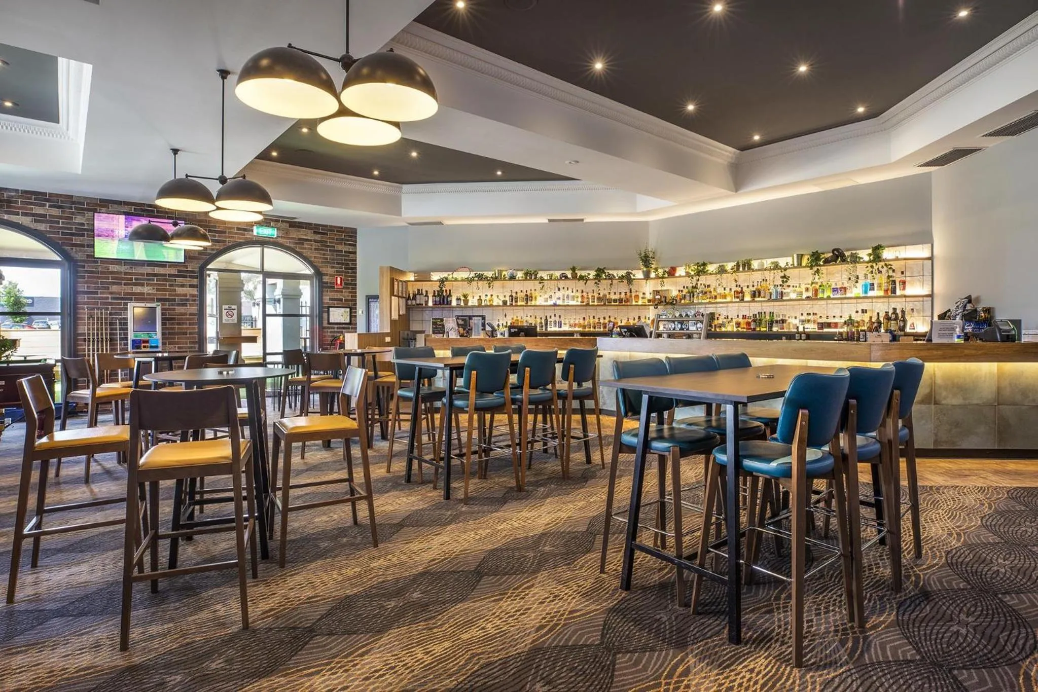 Food and drinks in Nightelier Carrum Downs Sands Hotel