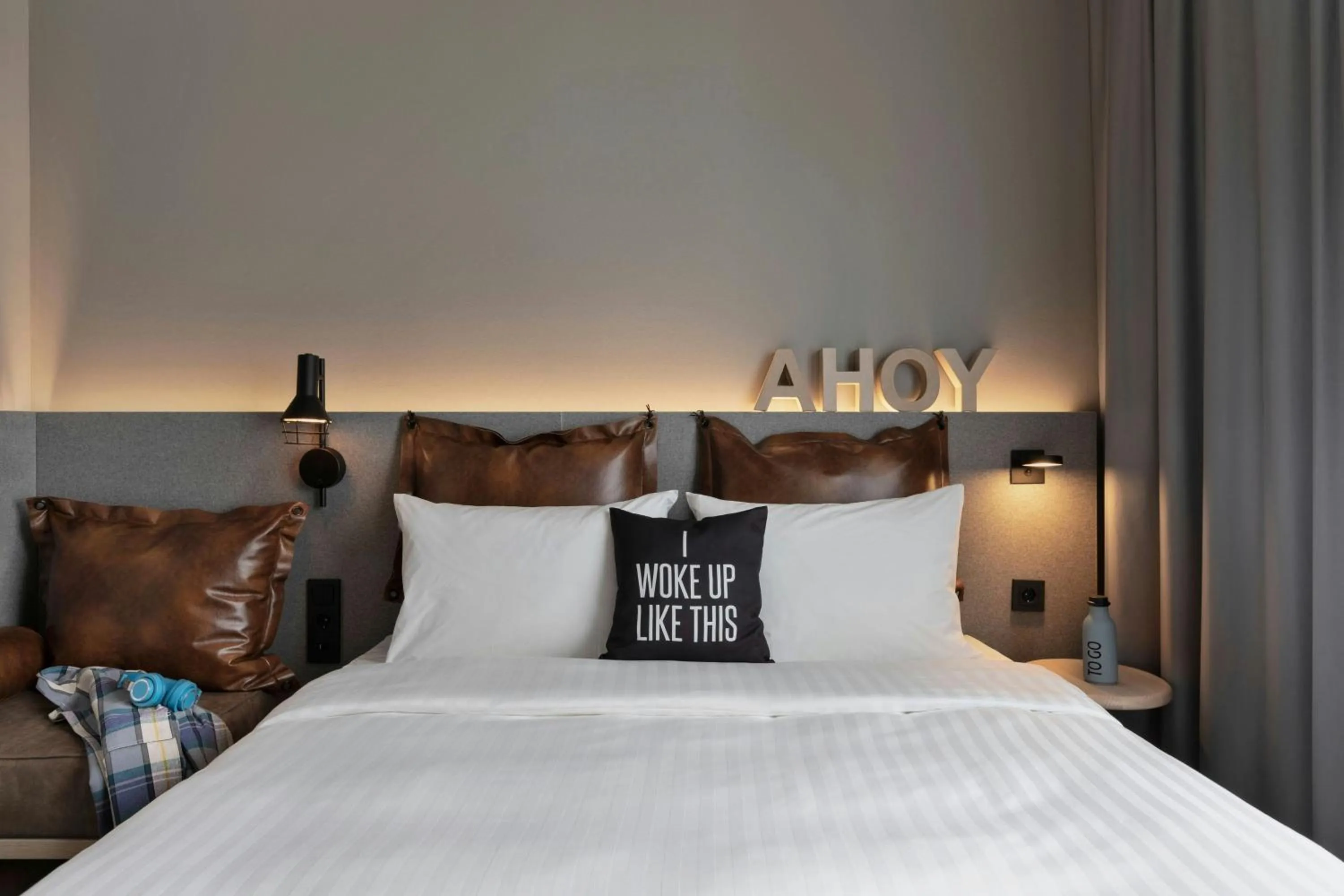 Photo of the whole room, Bed in Moxy Bremen