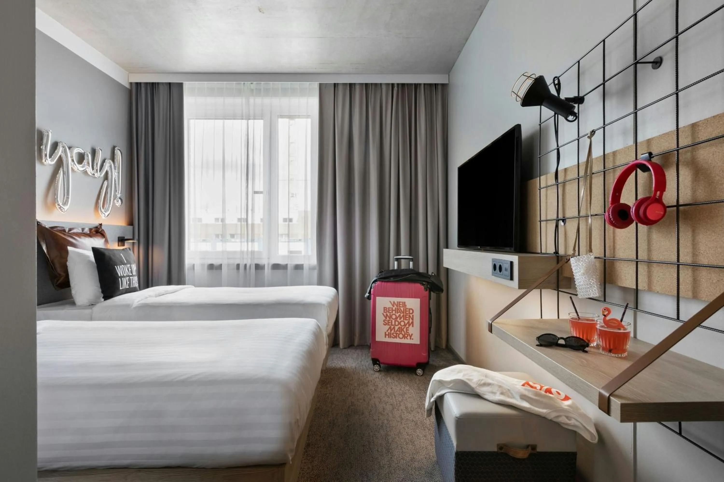 Photo of the whole room, Bed in Moxy Bremen