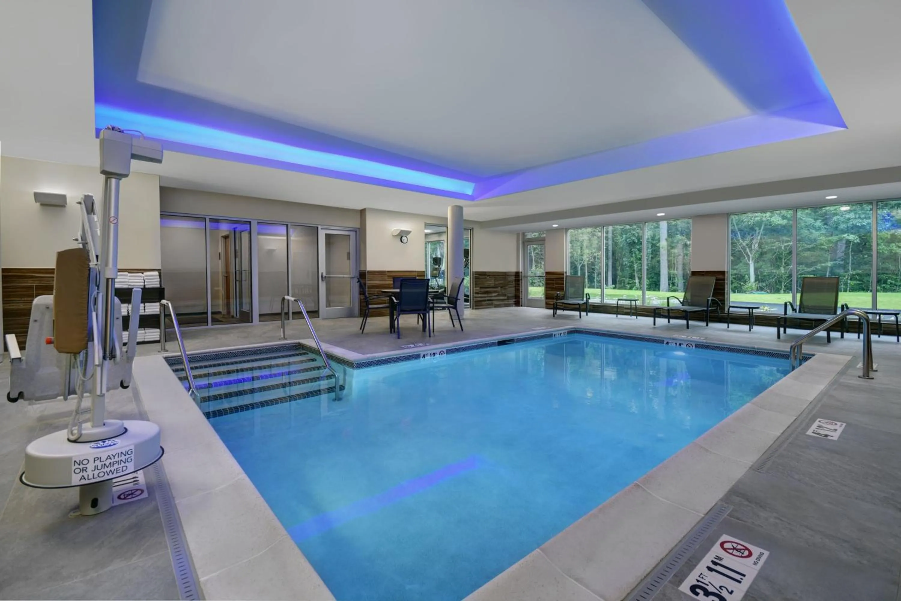 Swimming pool in Fairfield by Marriott Inn & Suites Mansfield