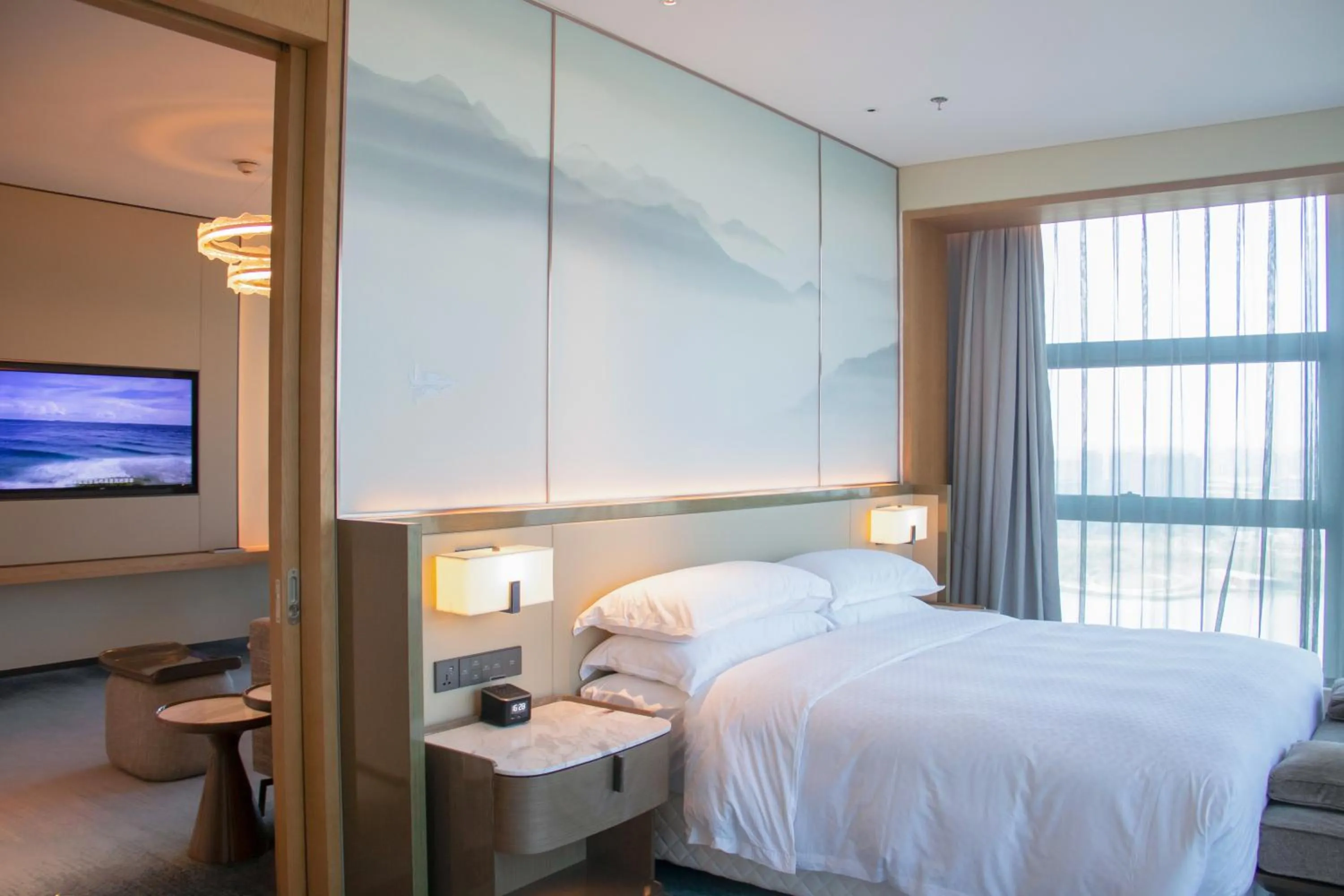 Photo of the whole room, Bed in Four Points by Sheraton Wuhan, Jiangxia