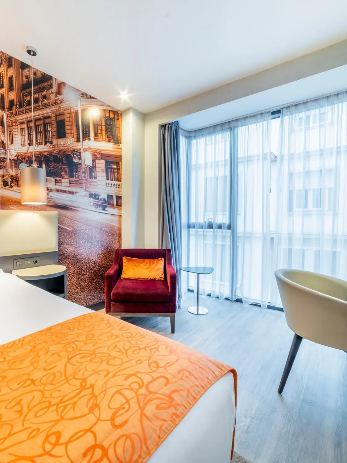 Seating area, Bed in Hotel Indigo Madrid - Gran Vía by IHG