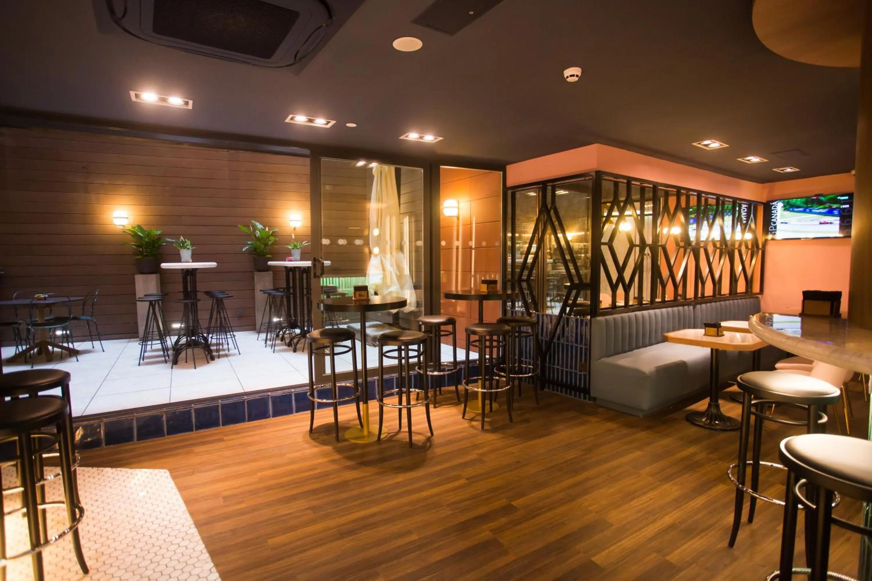 Lounge or bar in Hotel Indigo Madrid - Gran Vía by IHG