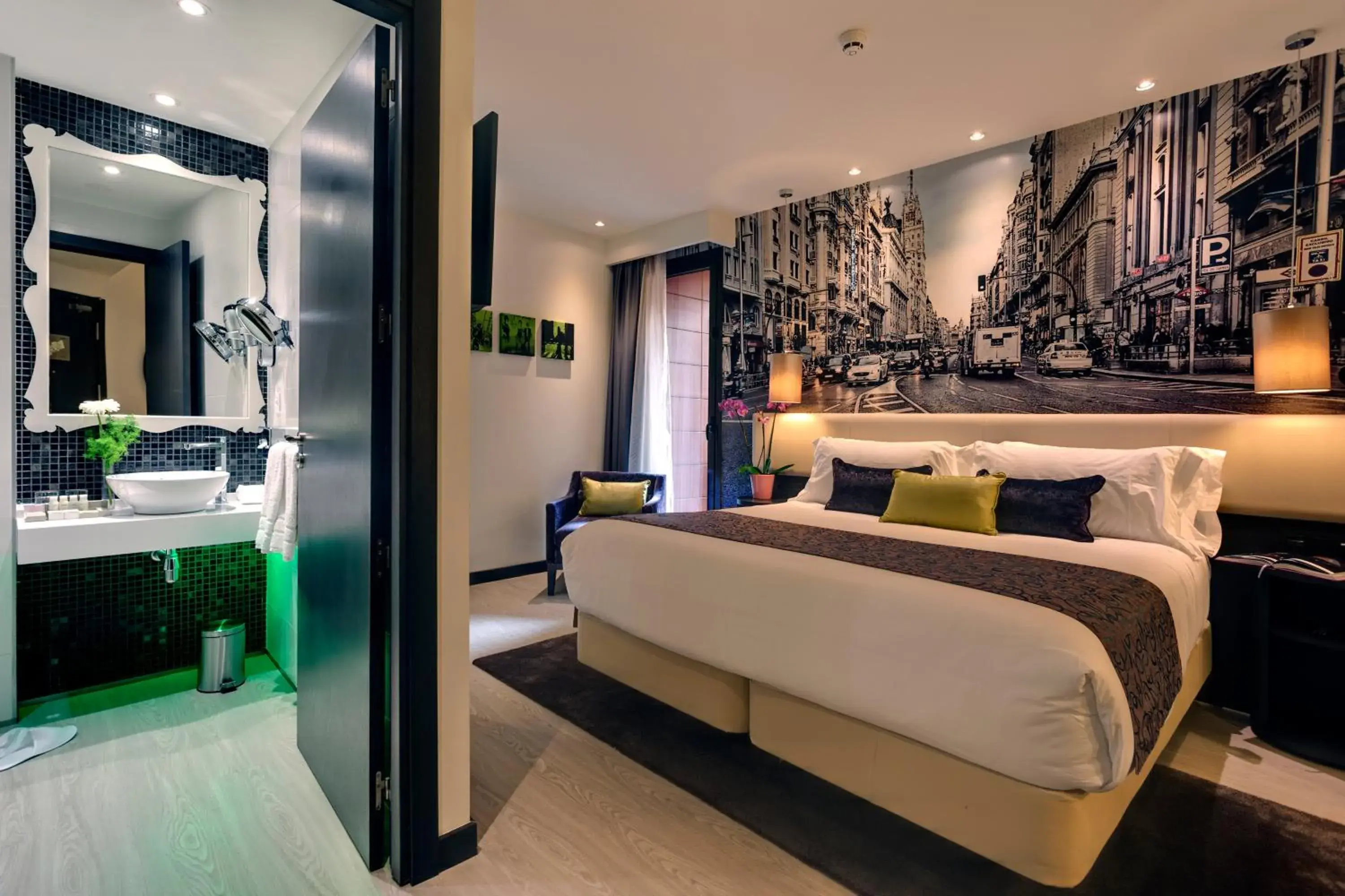 Standard King Room - Accessible in Hotel Indigo Madrid - Gran Vía by IHG Standard King Room - Accessible in Hotel Indigo Madrid - Gran Vía by IHG