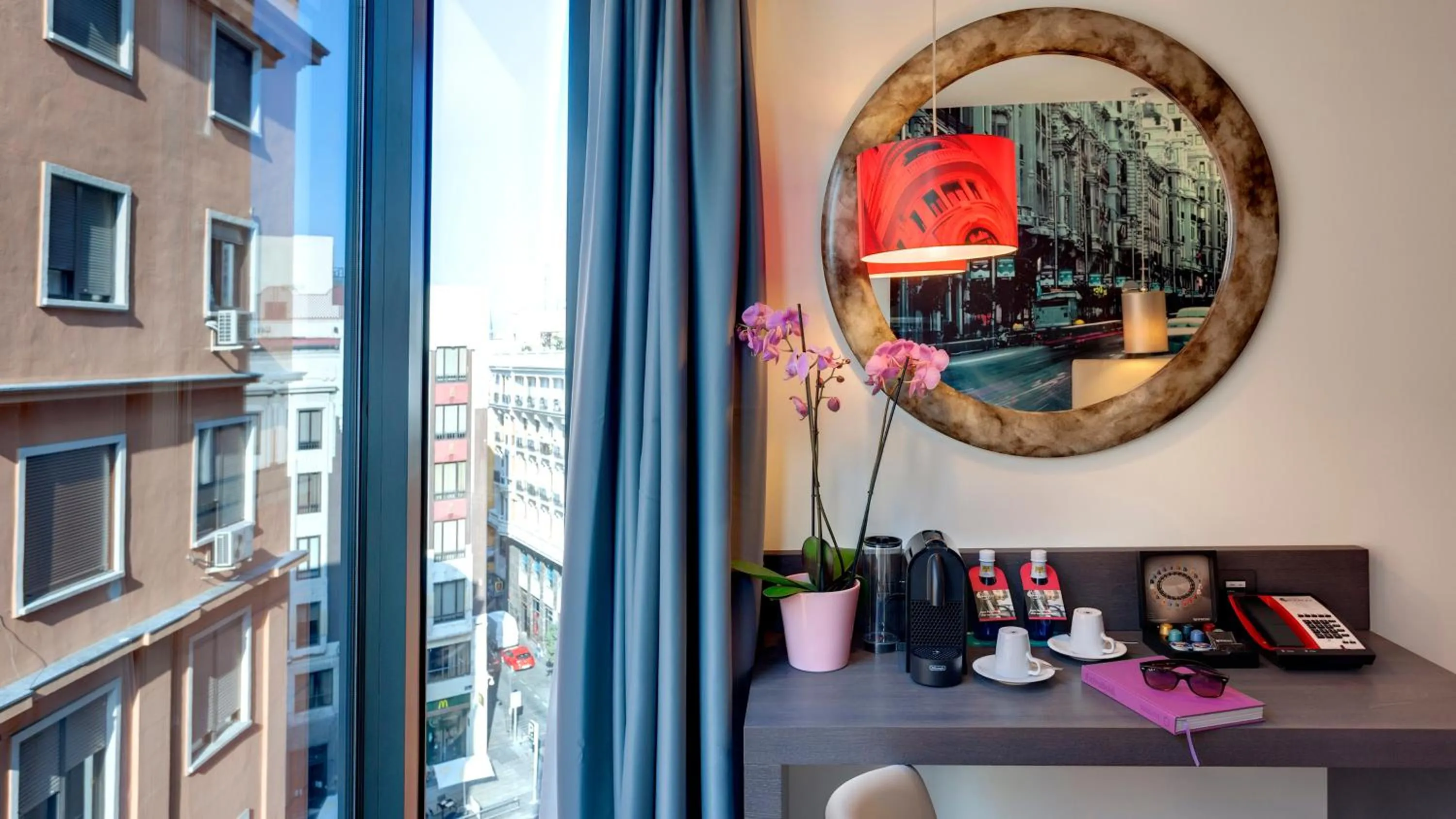 Photo of the whole room in Hotel Indigo Madrid - Gran Vía by IHG