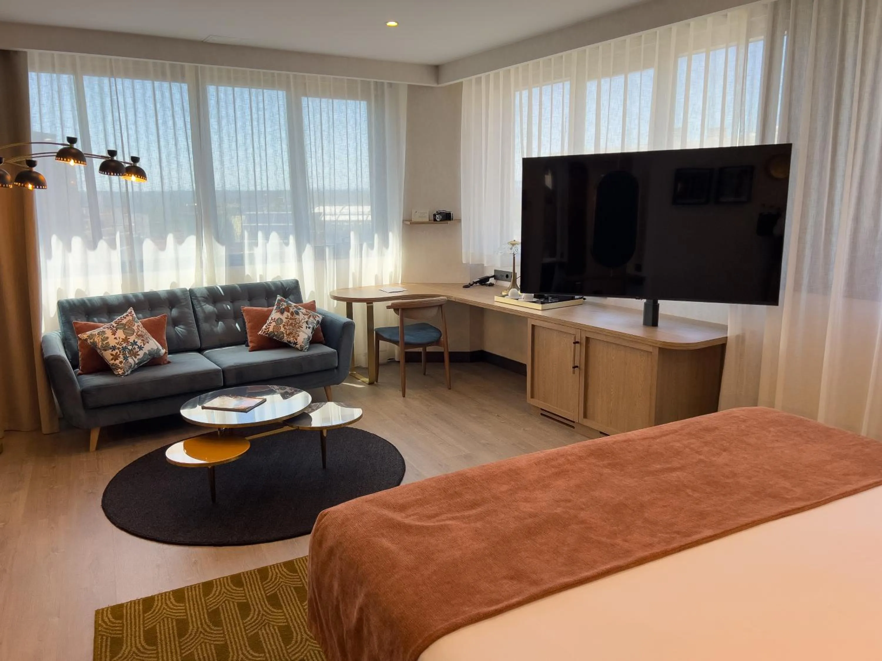 Communal lounge/ TV room, Bed in Hotel Indigo Madrid - Gran Vía by IHG