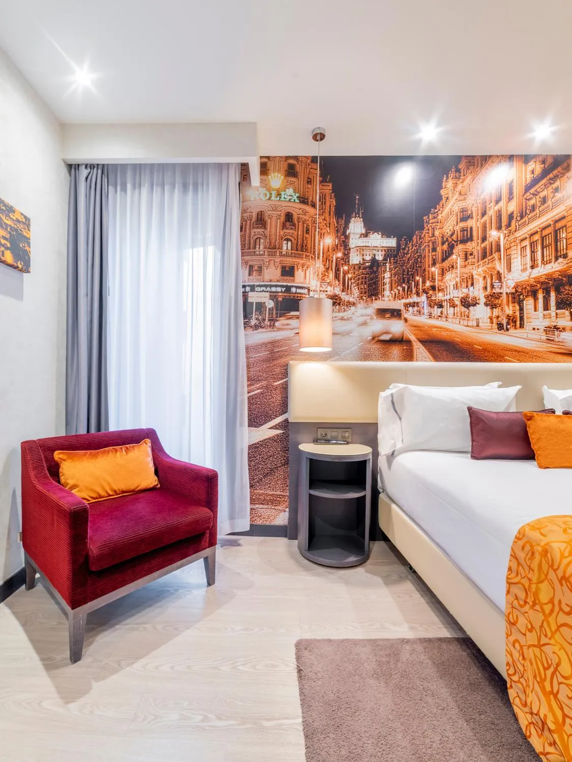 Seating area, Bed in Hotel Indigo Madrid - Gran Vía by IHG