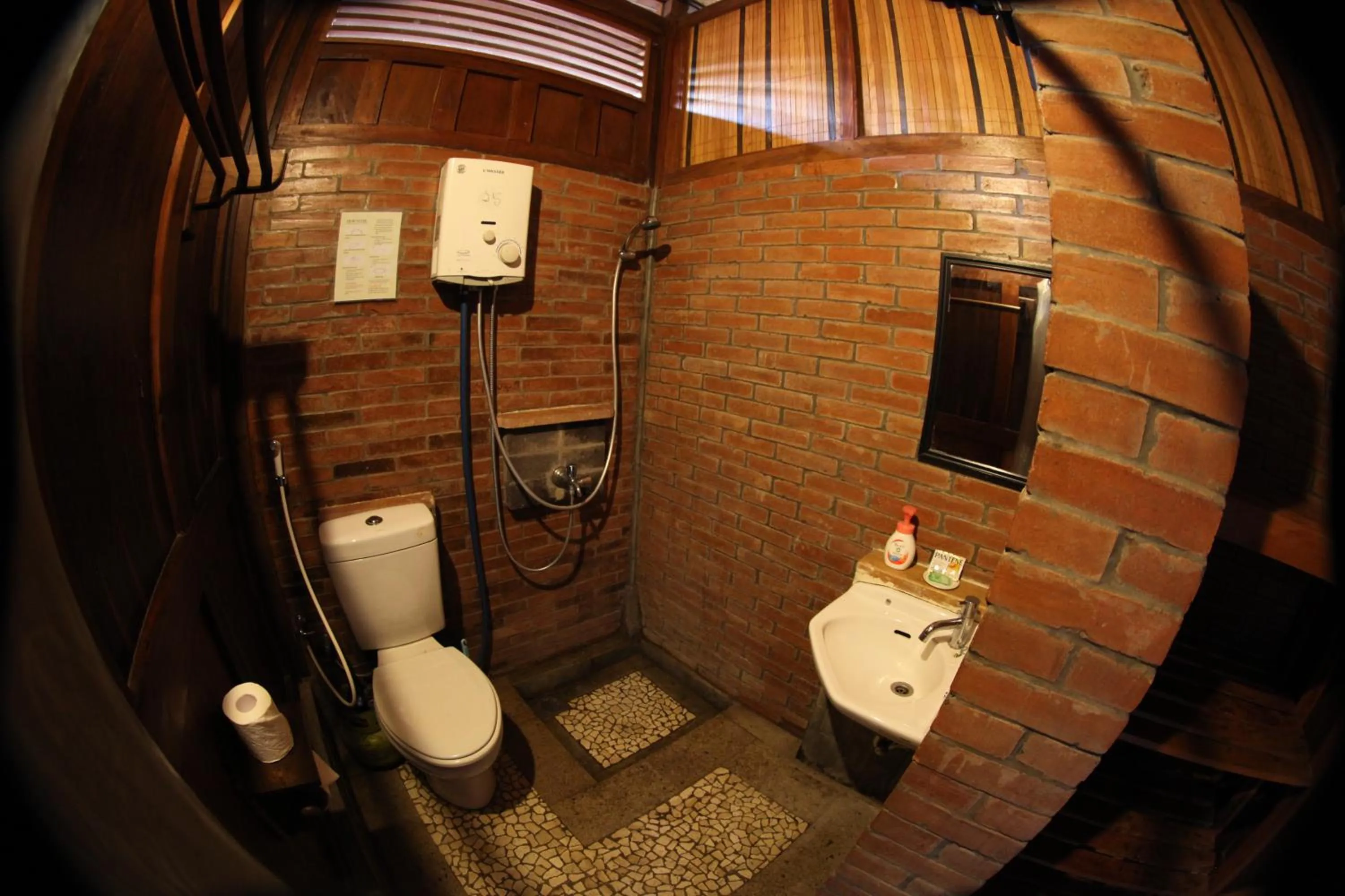 Bathroom in Omah Garengpoeng Guest House