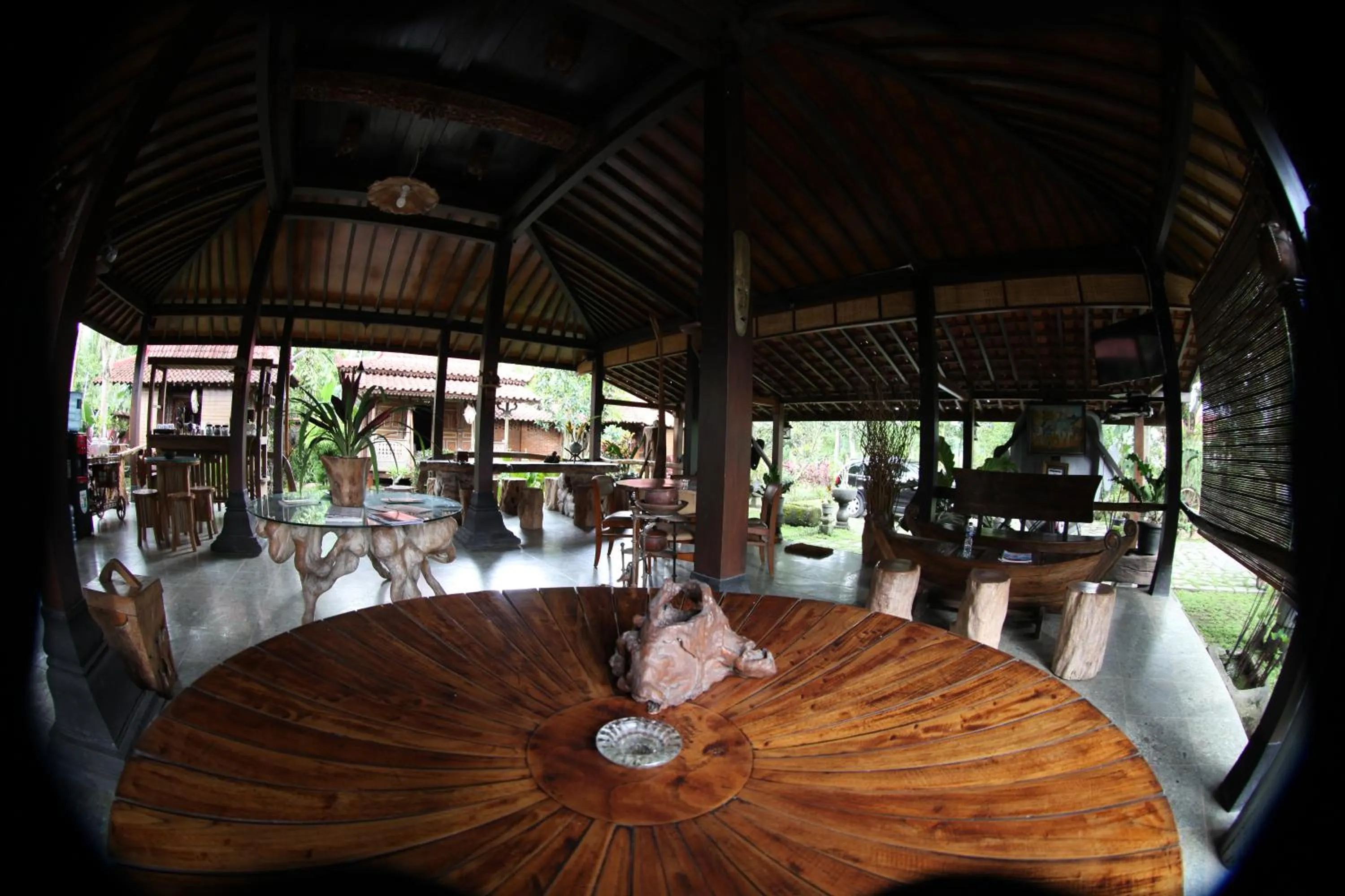 Restaurant/places to eat in Omah Garengpoeng Guest House