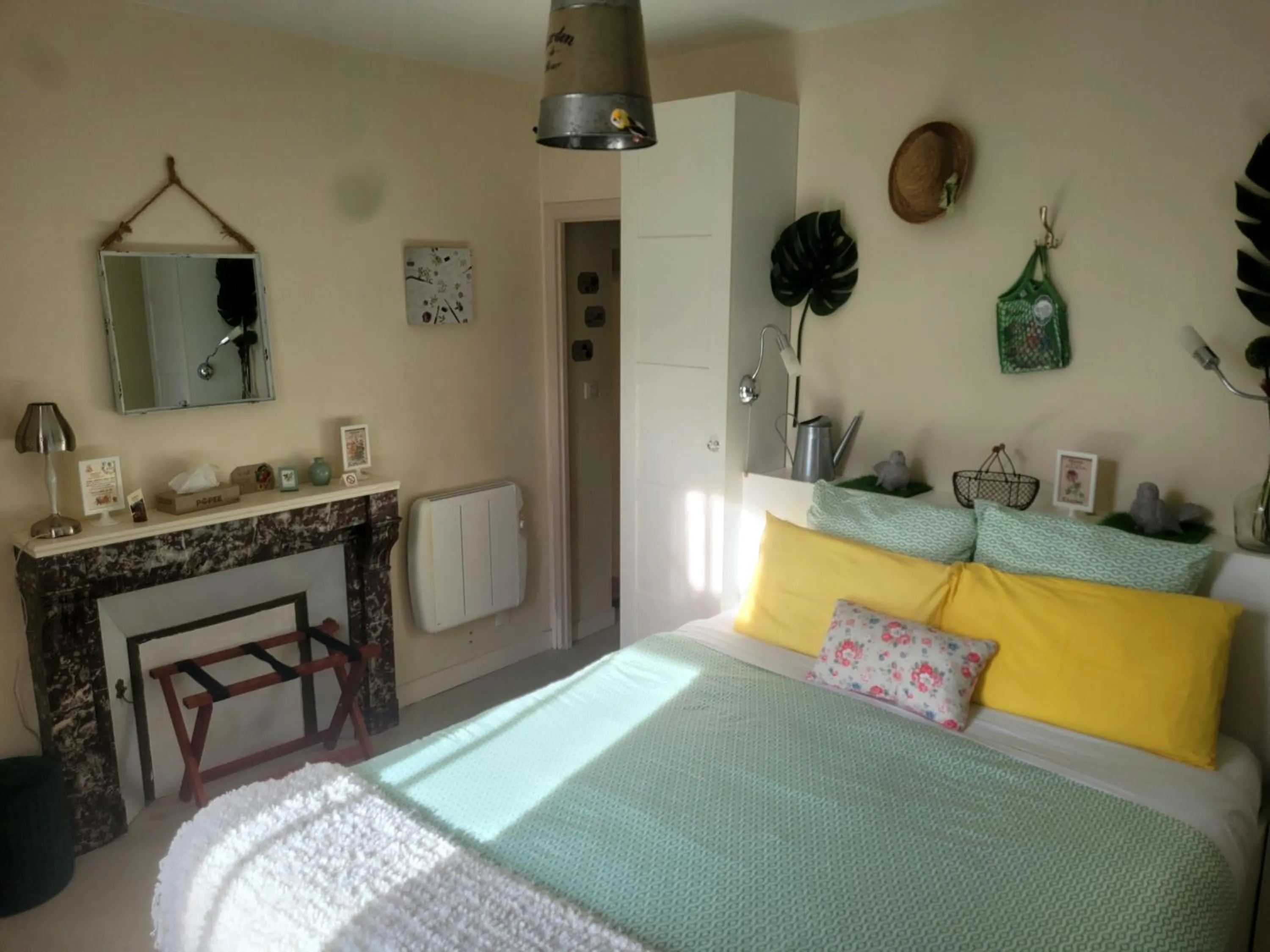 Property building, Bed in La Roseraie