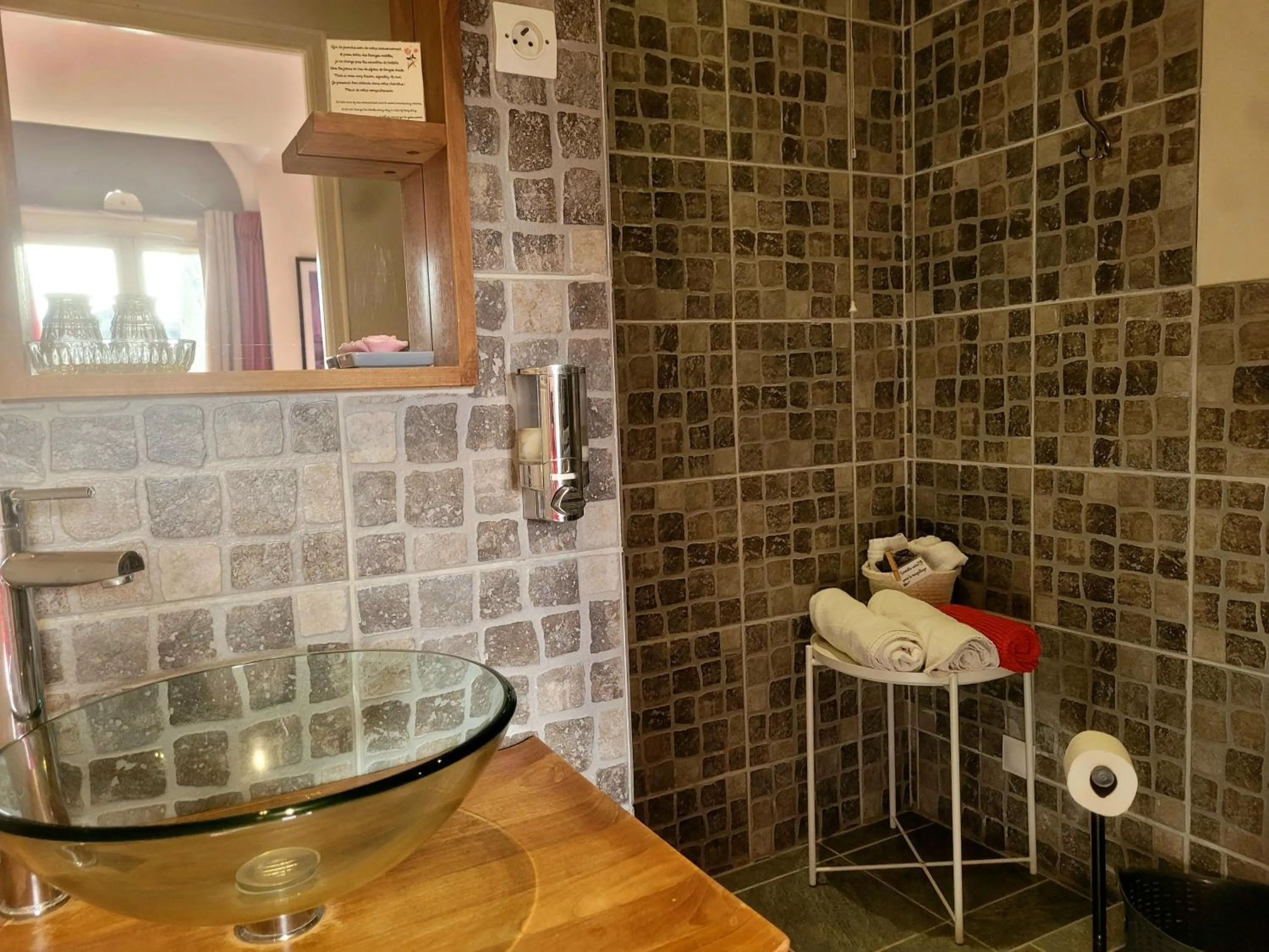 Bathroom in La Roseraie