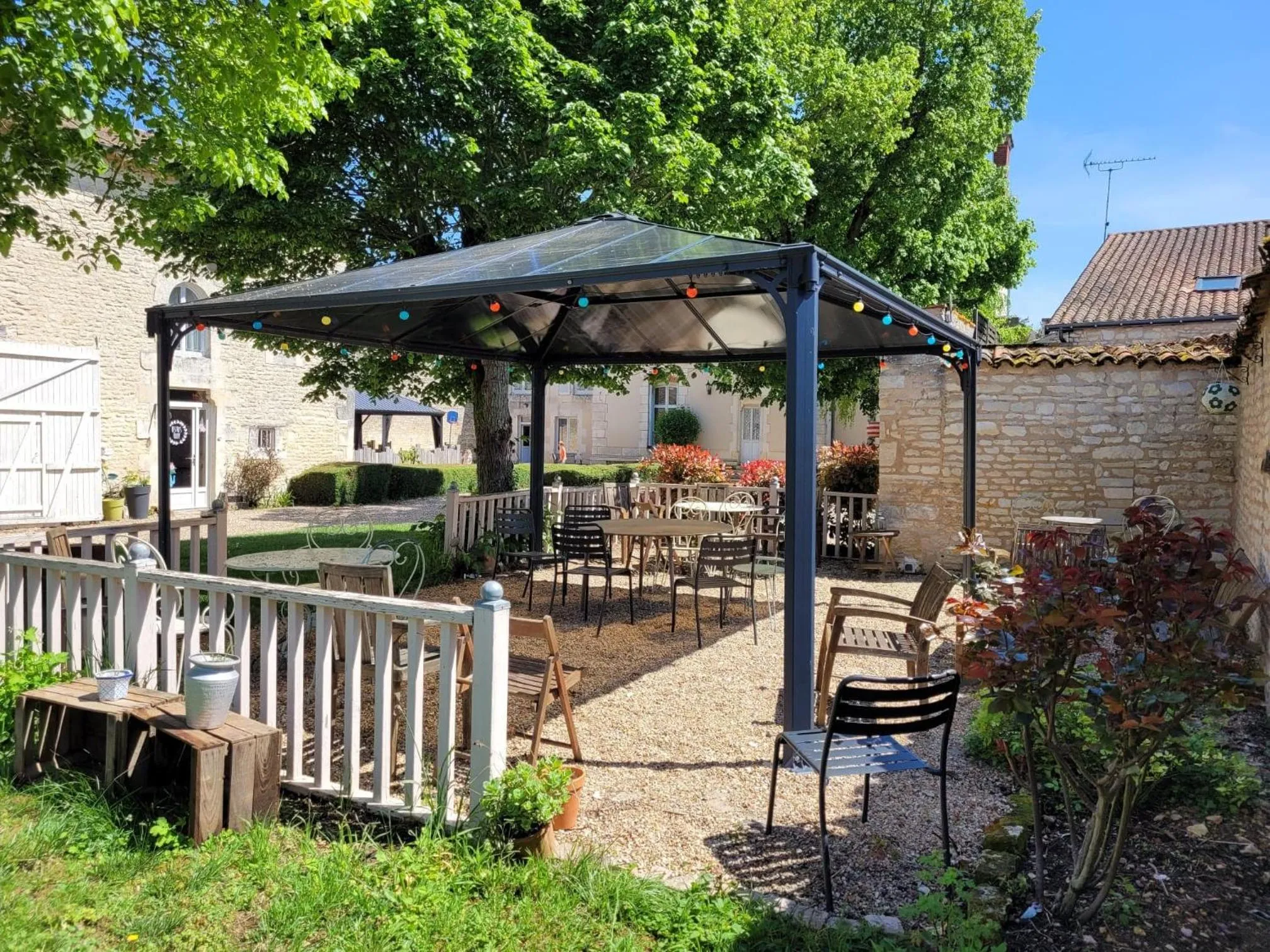 Property building in La Roseraie