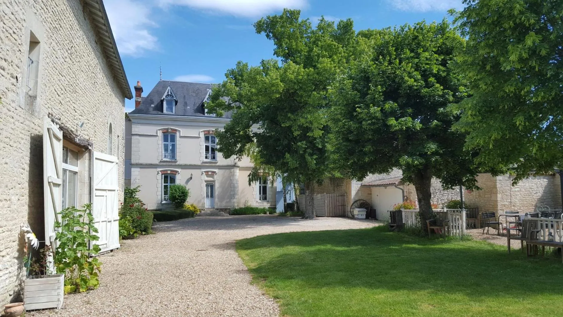 Property building in La Roseraie