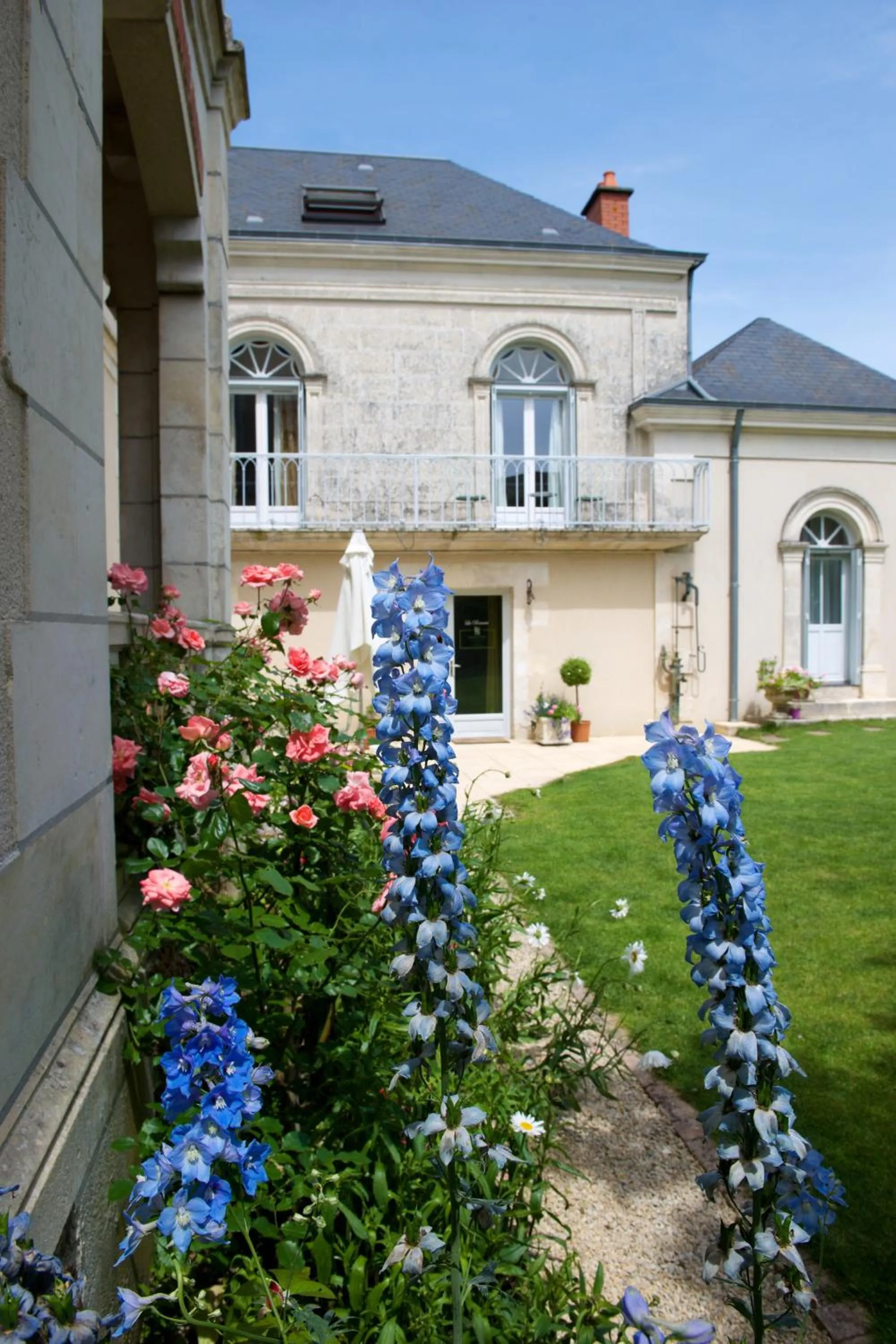 Facade/entrance in La Roseraie