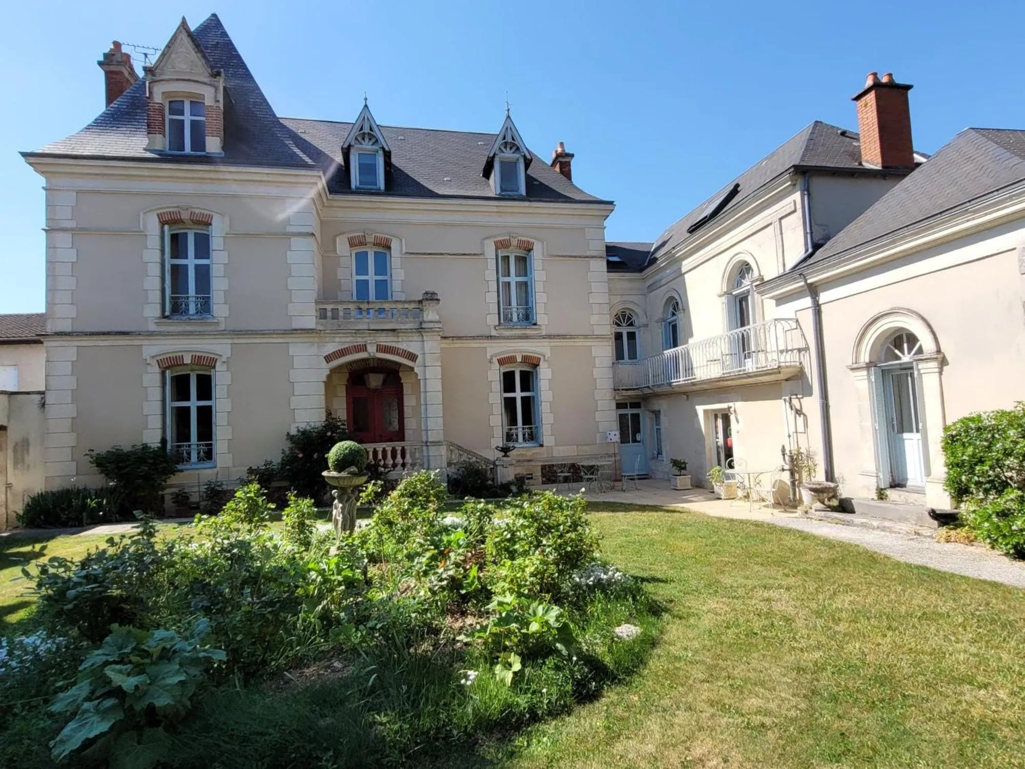 Property building in La Roseraie