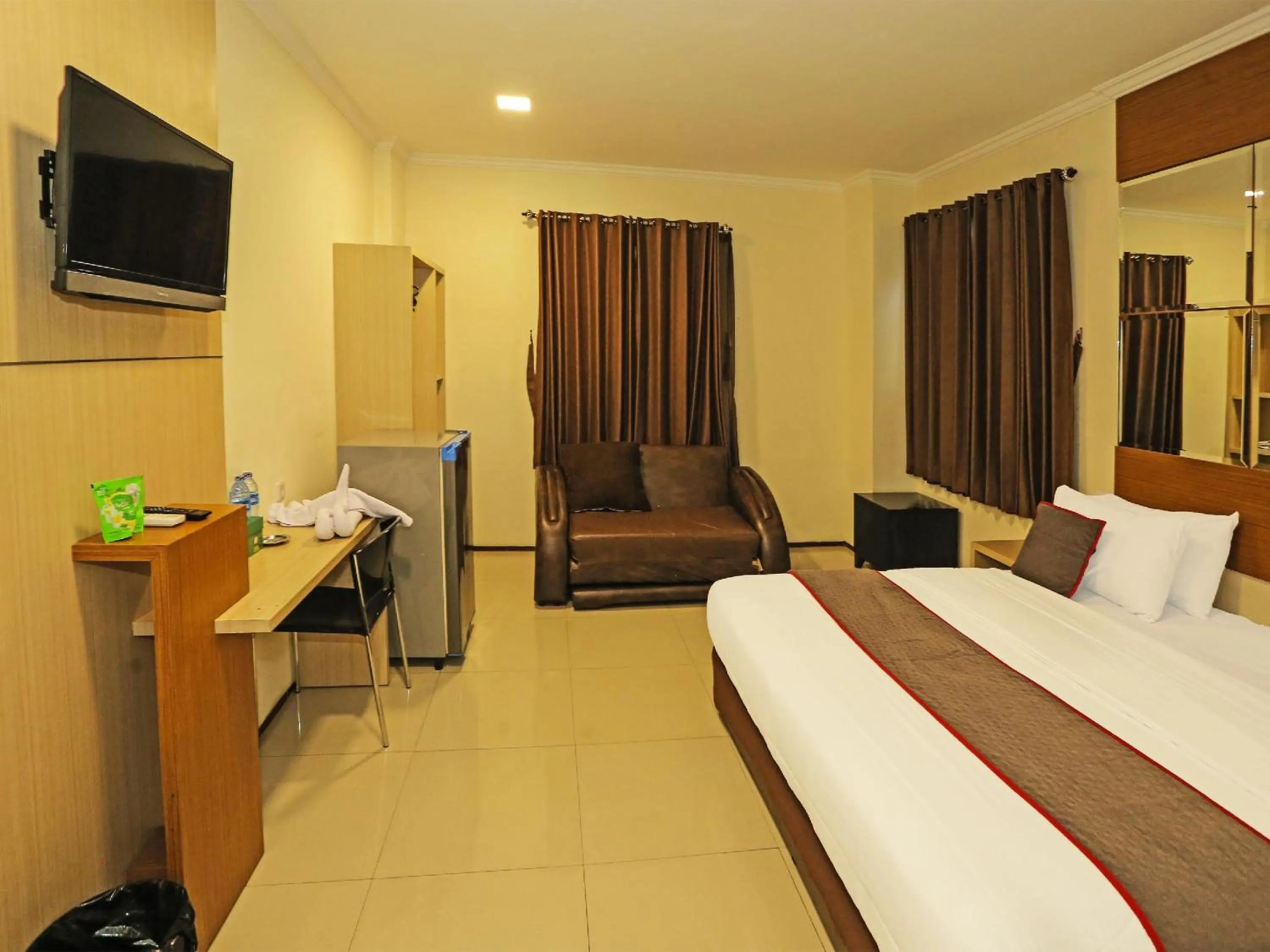 Photo of the whole room, Bed in Super OYO Townhouse OAK Hotel Fiducia Serpong