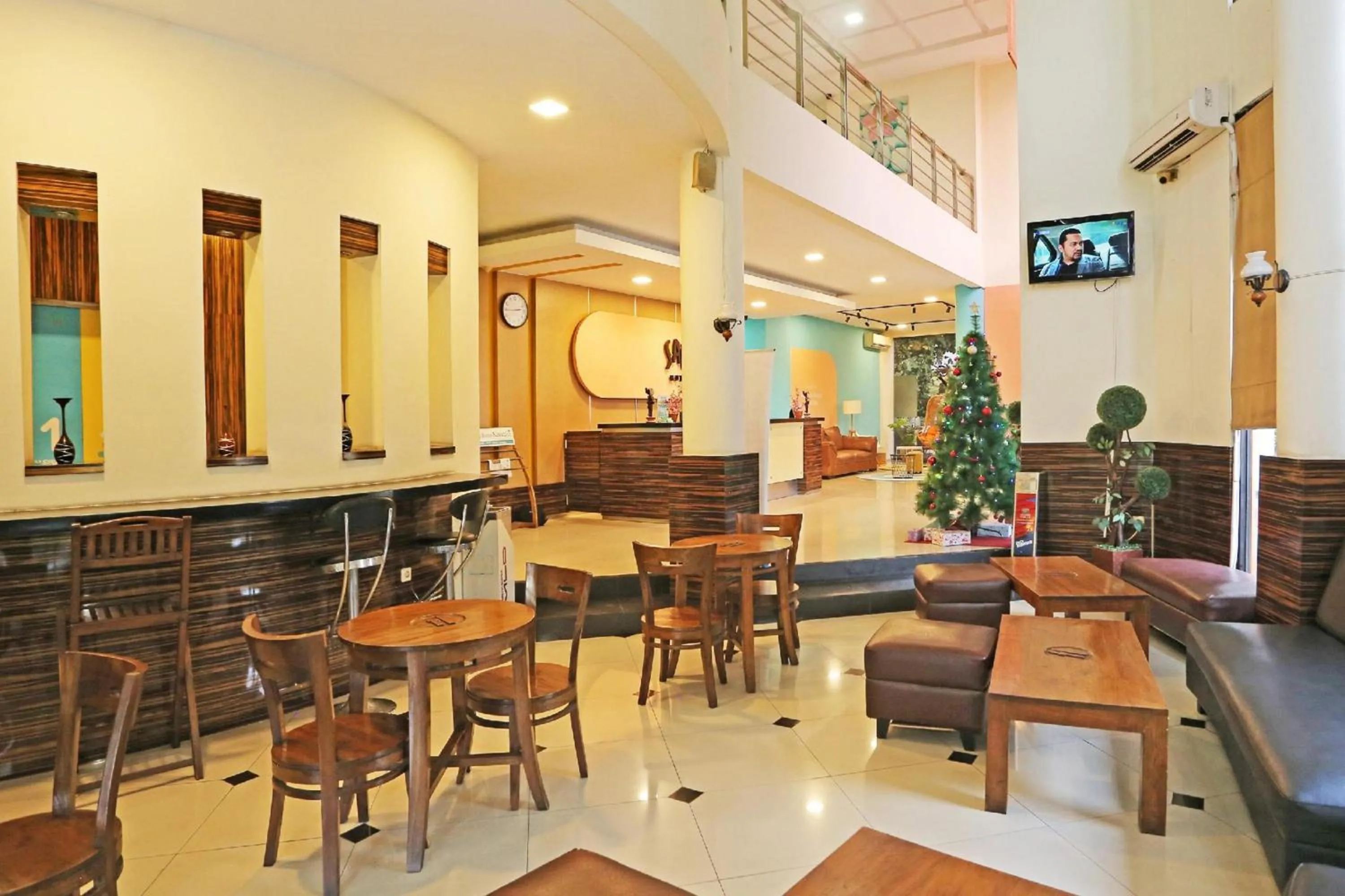 Restaurant/places to eat in Super OYO Townhouse OAK Hotel Fiducia Serpong