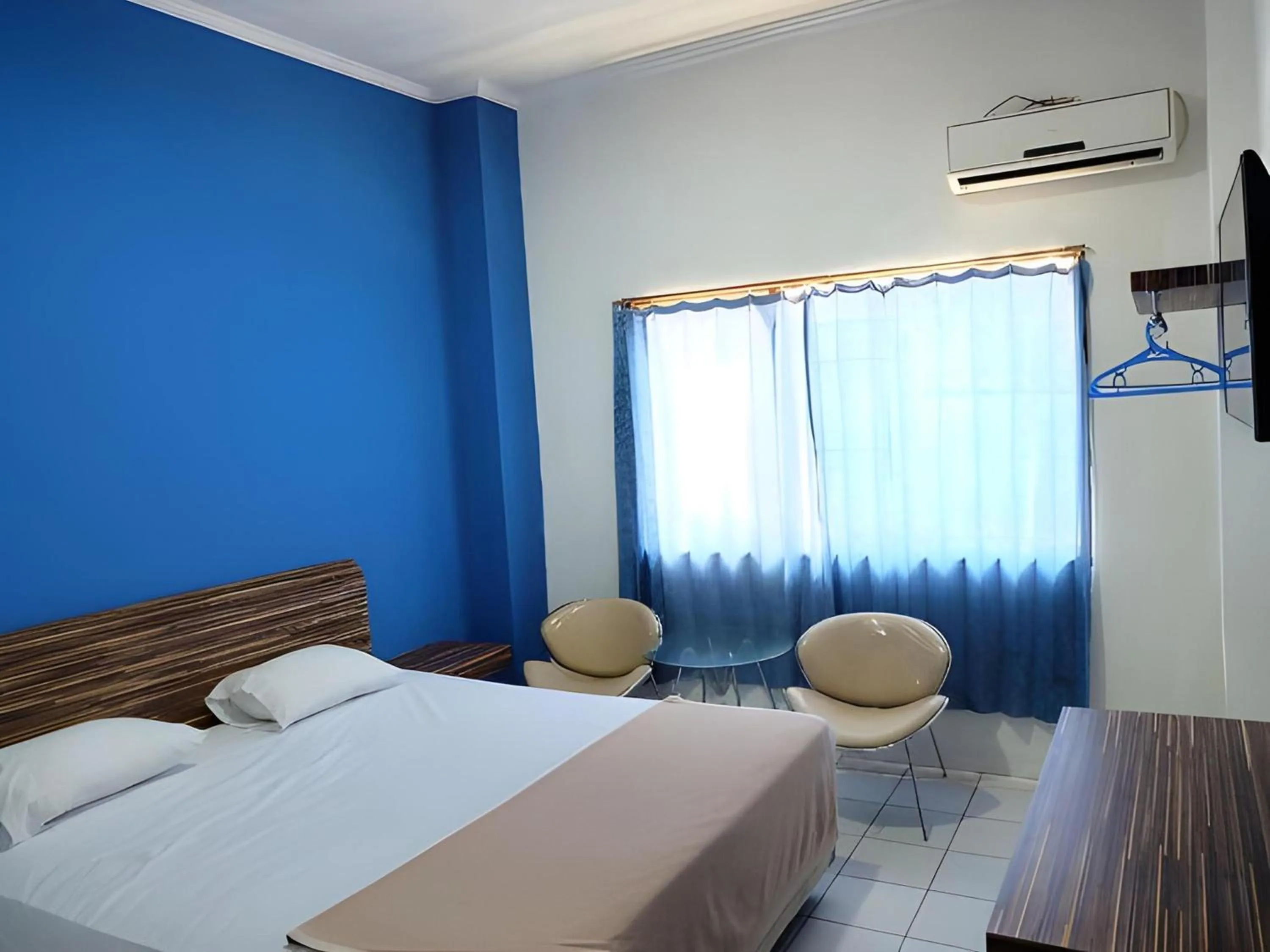 Photo of the whole room, Bed in Super OYO Townhouse OAK Hotel Fiducia Serpong
