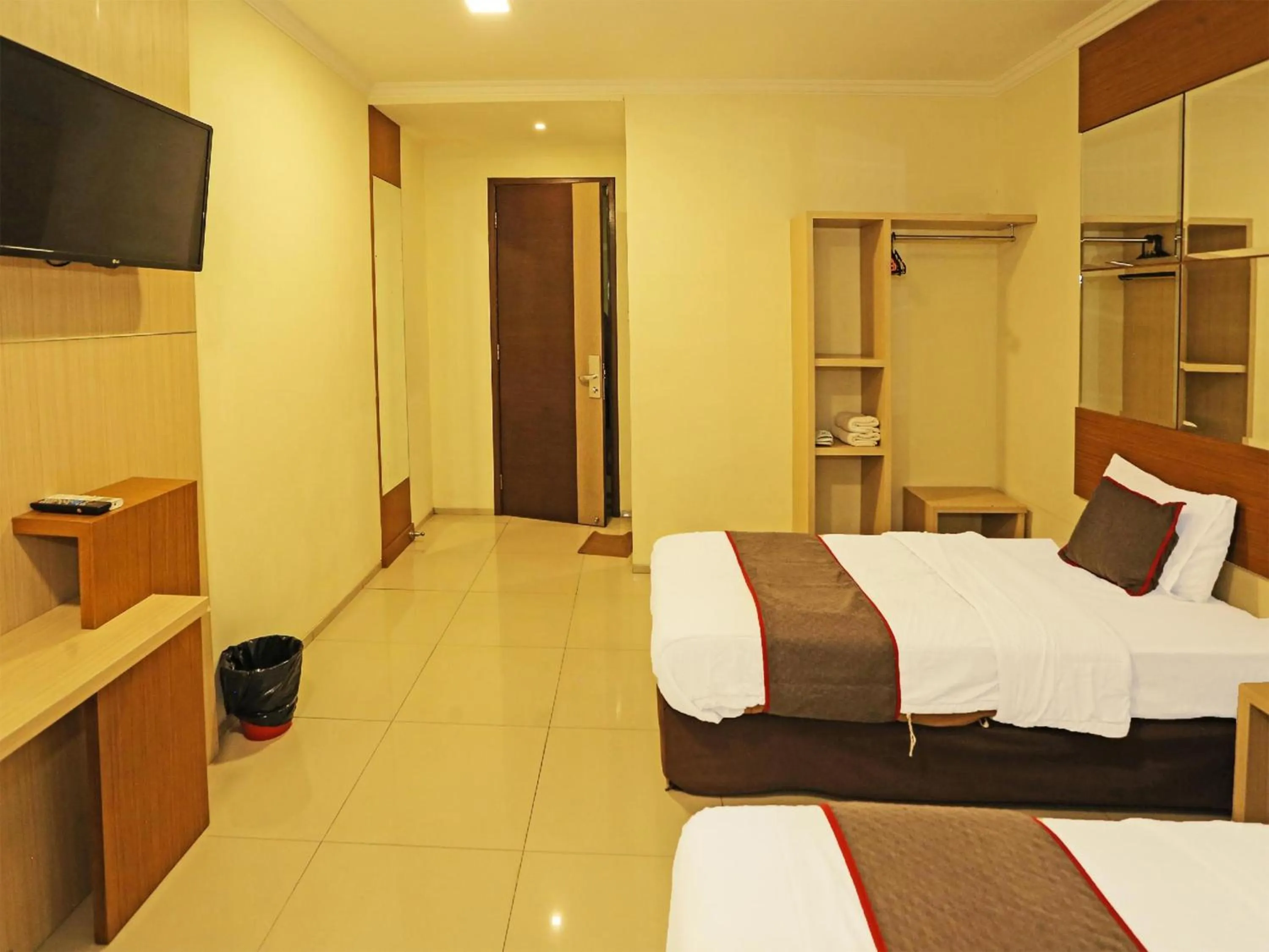 Communal lounge/ TV room, Bed in Super OYO Townhouse OAK Hotel Fiducia Serpong