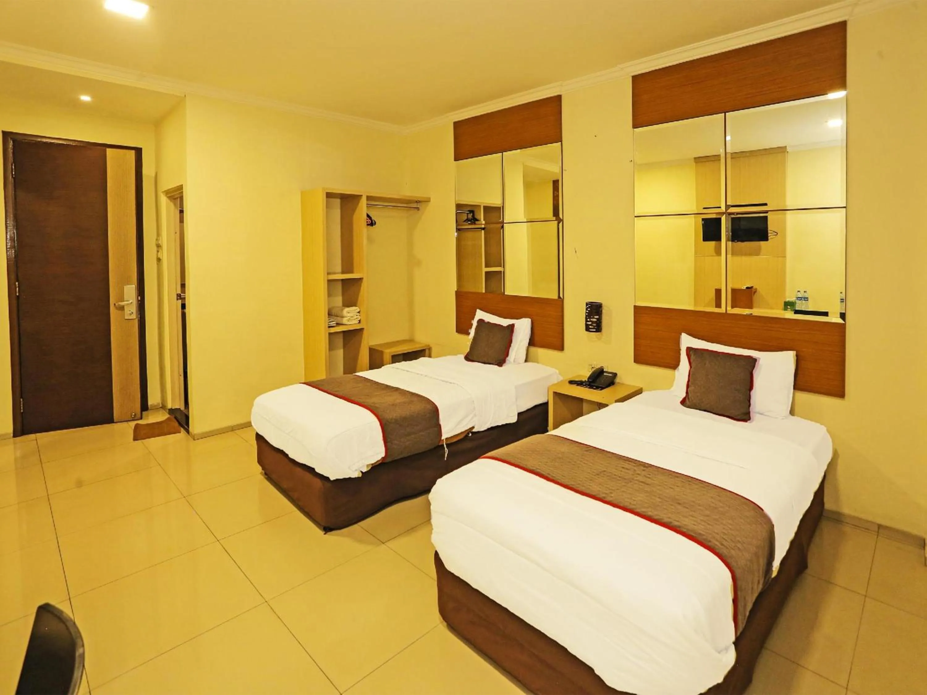 Bedroom, Bed in Super OYO Townhouse OAK Hotel Fiducia Serpong