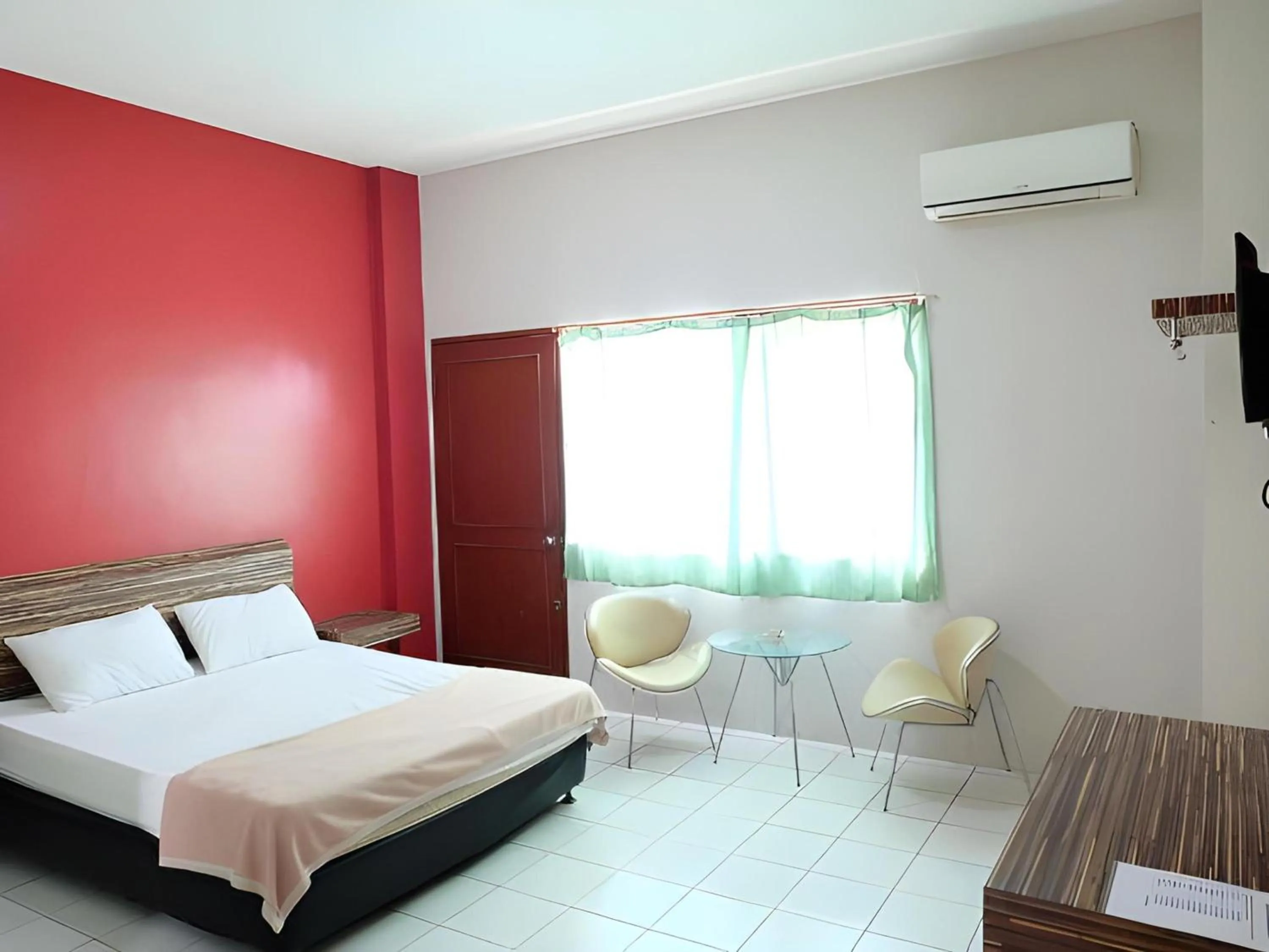 Photo of the whole room, Bed in Super OYO Townhouse OAK Hotel Fiducia Serpong