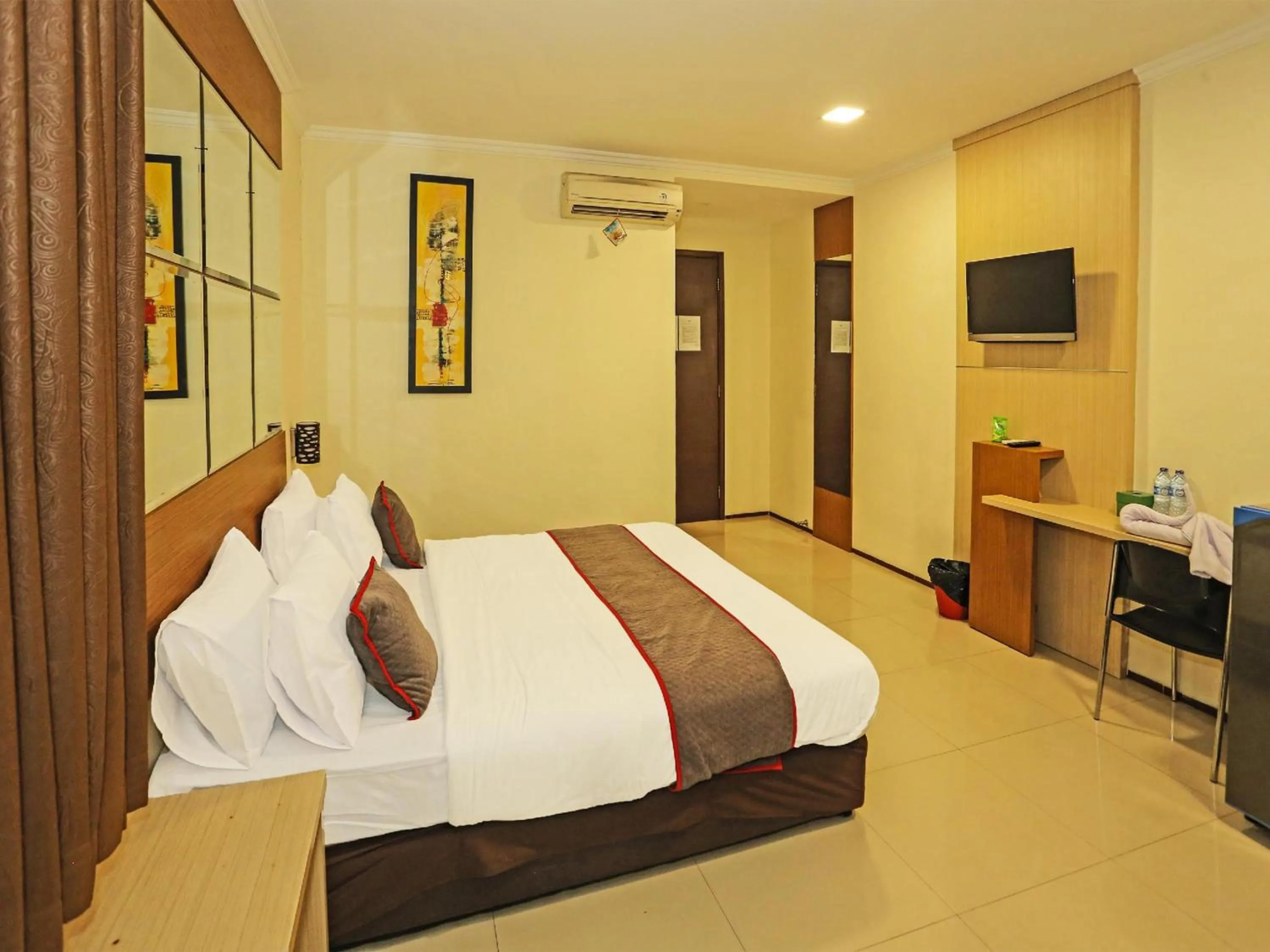Bedroom, Bed in Super OYO Townhouse OAK Hotel Fiducia Serpong