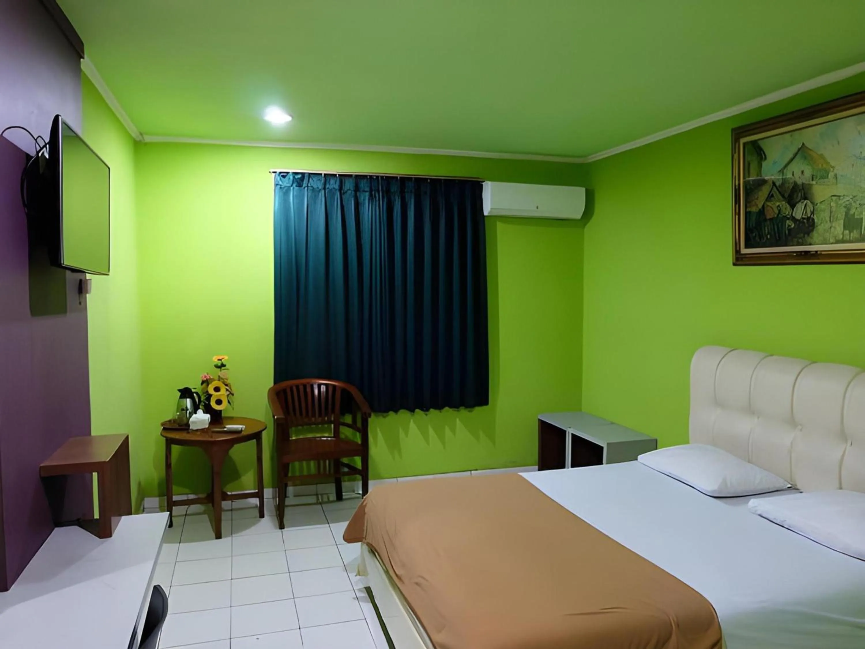 Photo of the whole room, Bed in Super OYO Townhouse OAK Hotel Fiducia Serpong