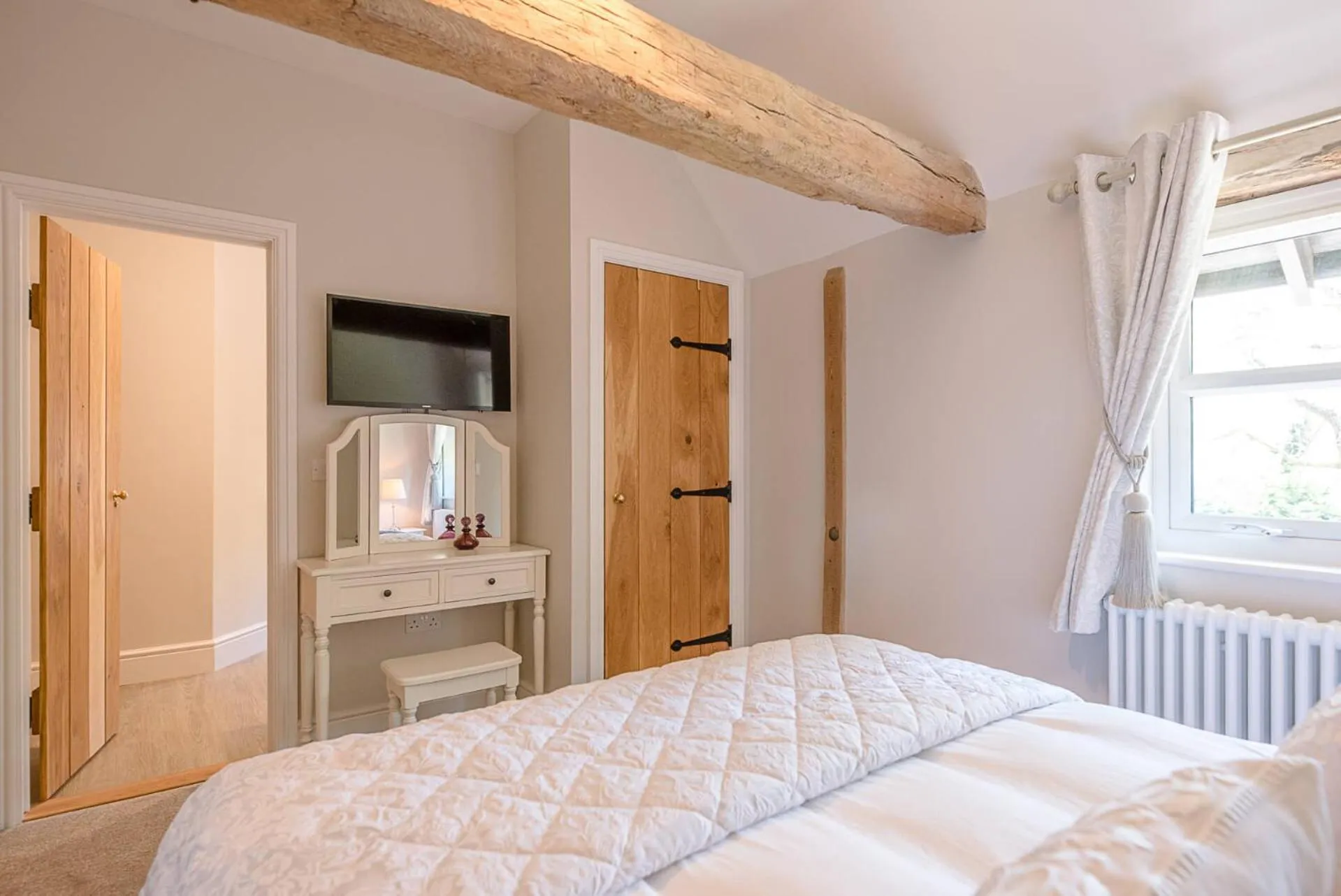 Bed in Chapel Cottage at Pond Hall Farm, Stunnning Property with Private Hot Tub, Hadleigh