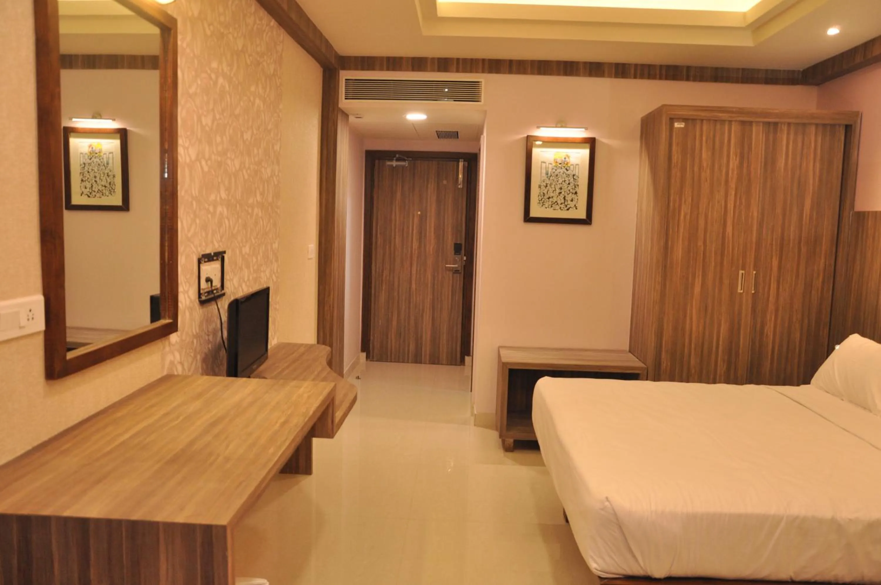 Photo of the whole room, Bed in Panaji Residency