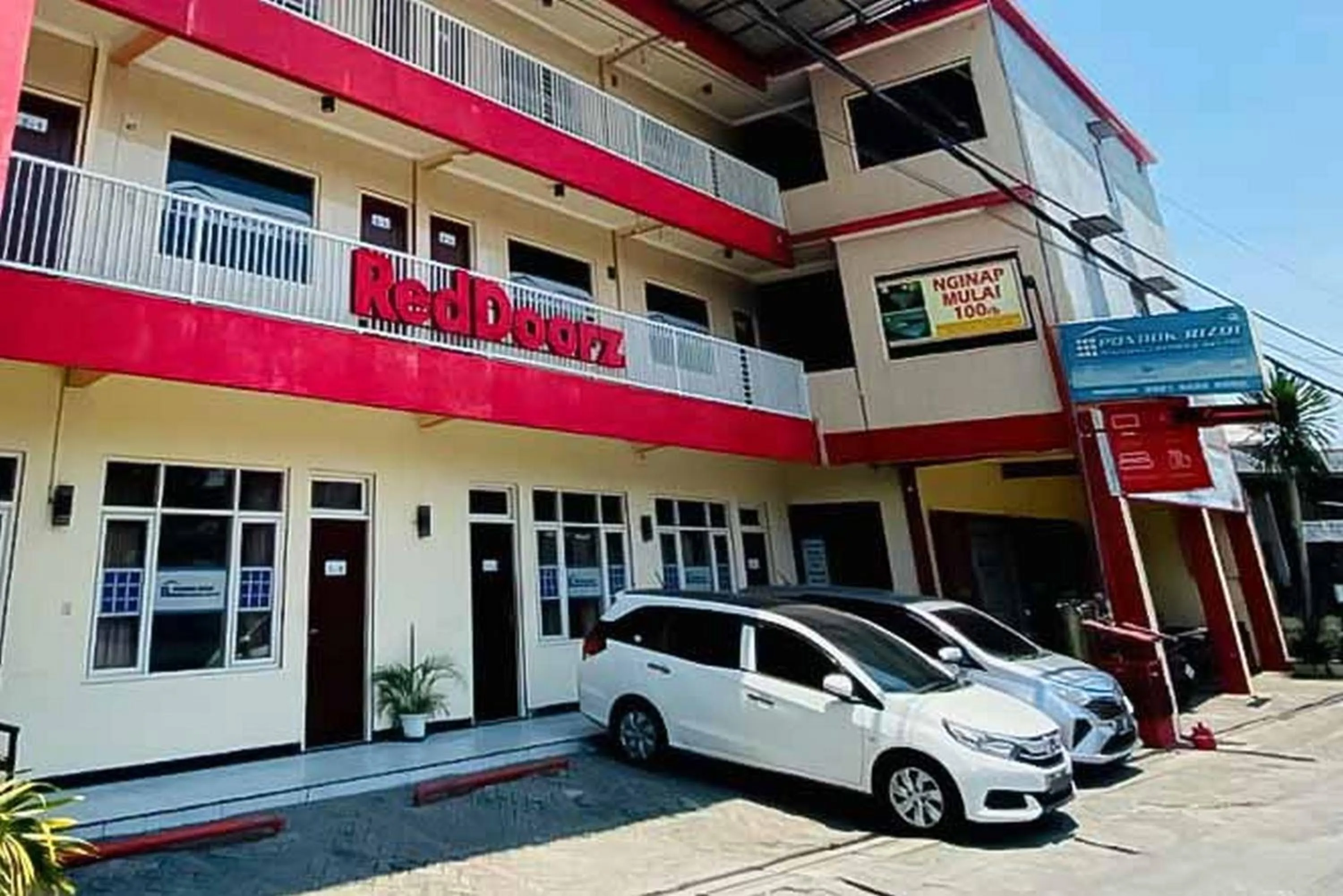 Facade/entrance in RedDoorz Syariah near T1 Juanda Airport 2