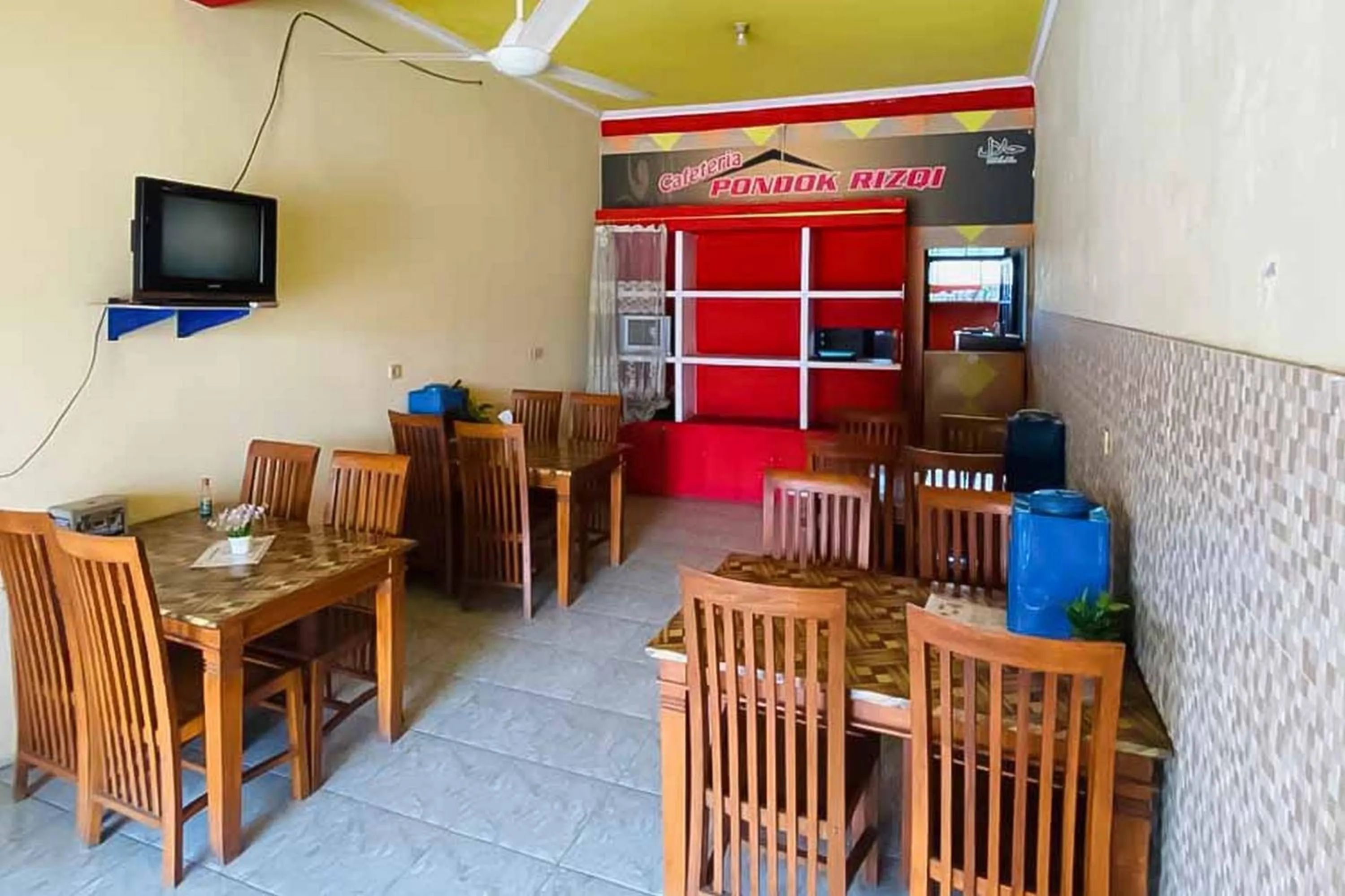 Restaurant/places to eat in RedDoorz Syariah near T1 Juanda Airport 2