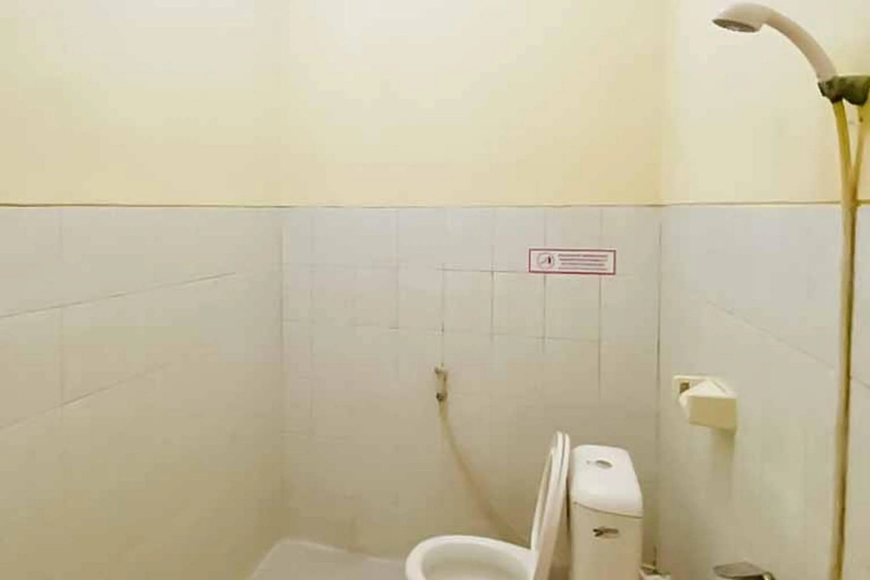 Bathroom in RedDoorz Syariah near T1 Juanda Airport 2