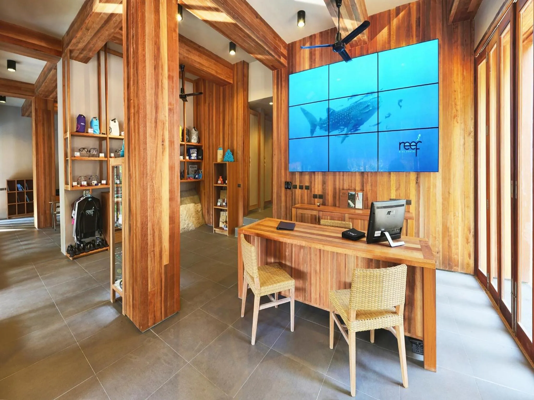 Snorkeling in Beach Club by Haadtien