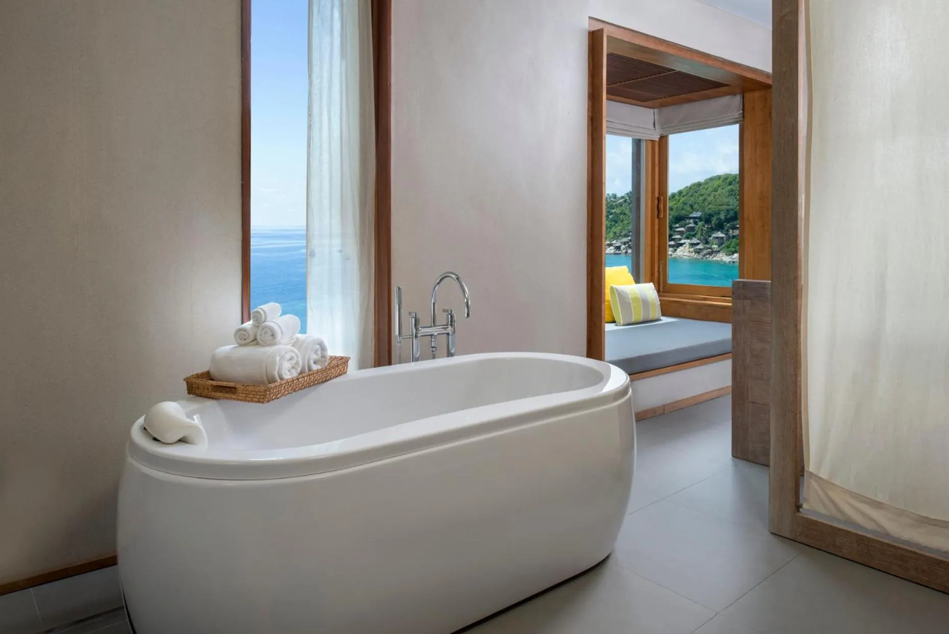 Bathroom in Beach Club by Haadtien