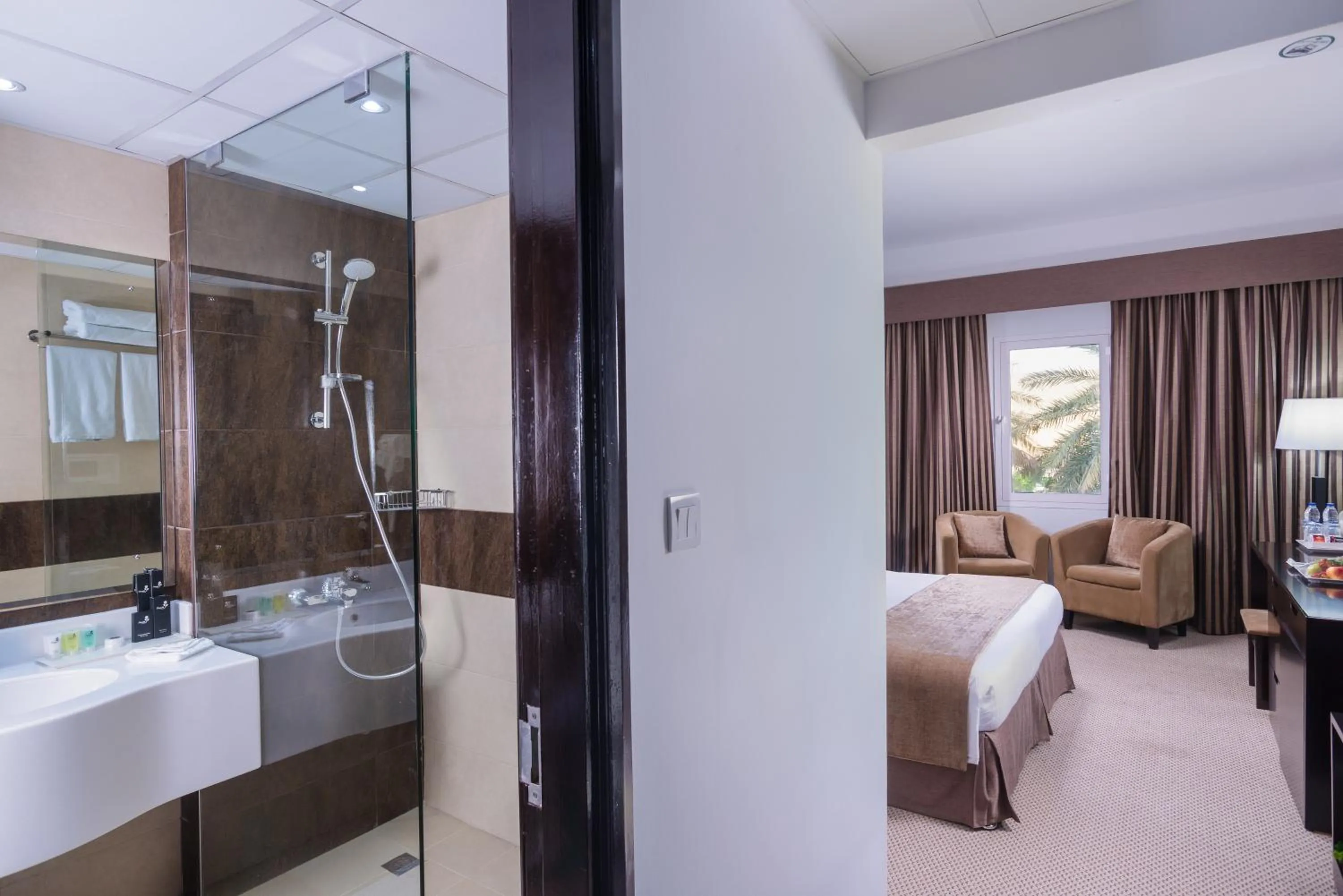 Bathroom, Bed in Best Western Sur