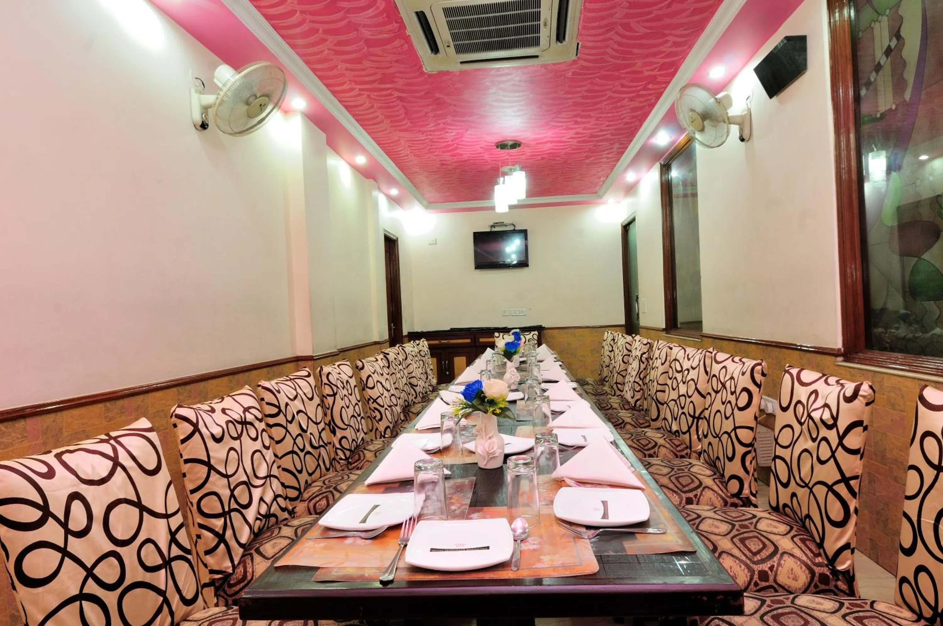 Restaurant/Places to Eat in Hotel Maharaja Residency