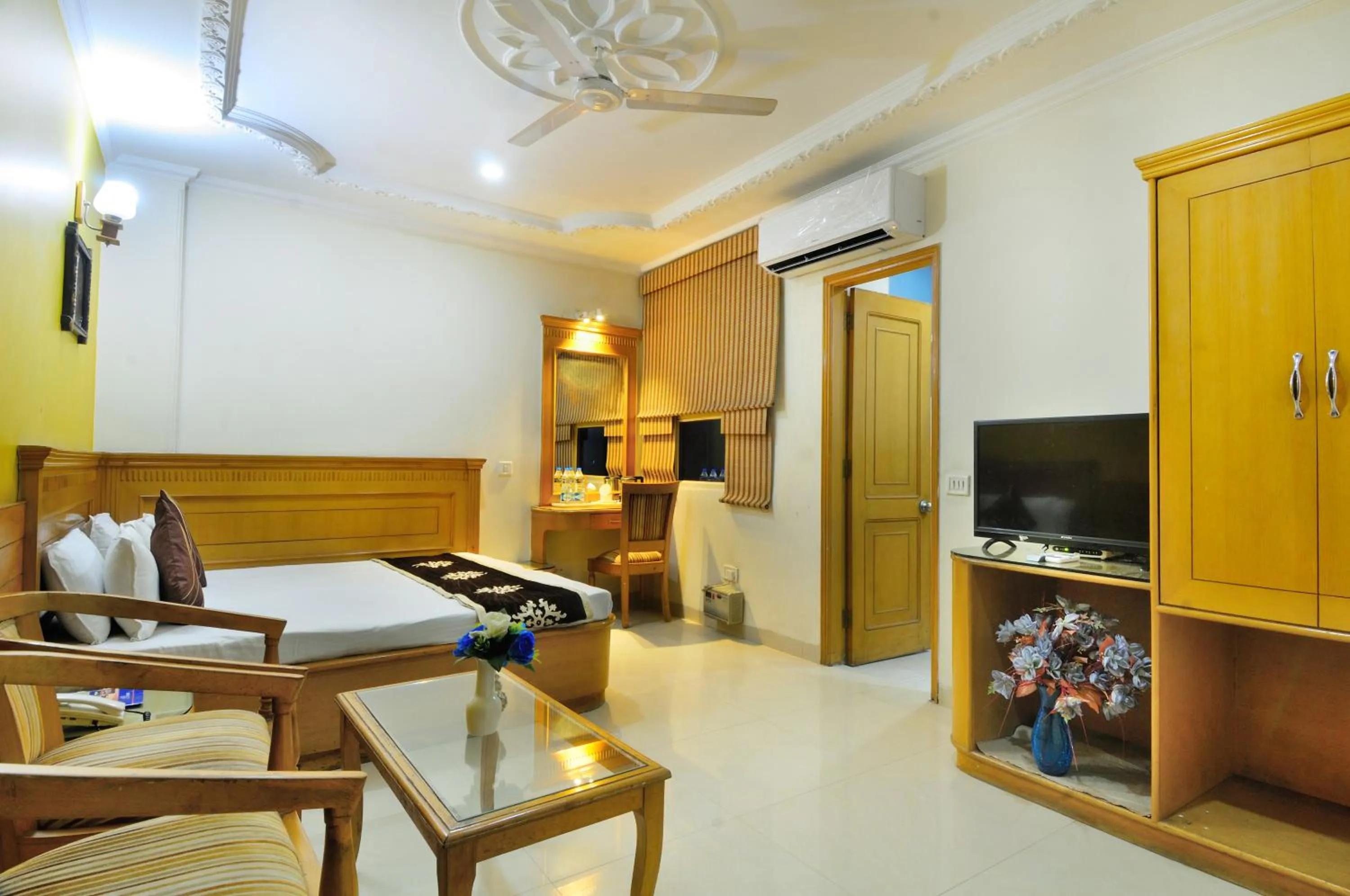 Bathroom, Seating Area in Hotel Maharaja Residency