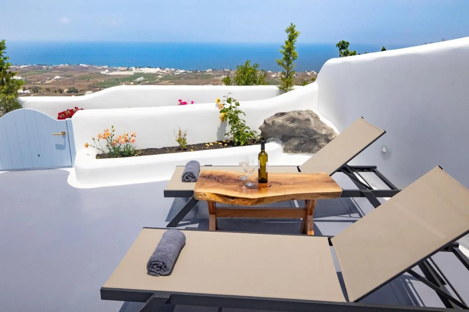 Patio in Sun Angelos Oia - Luxury Cave Suites