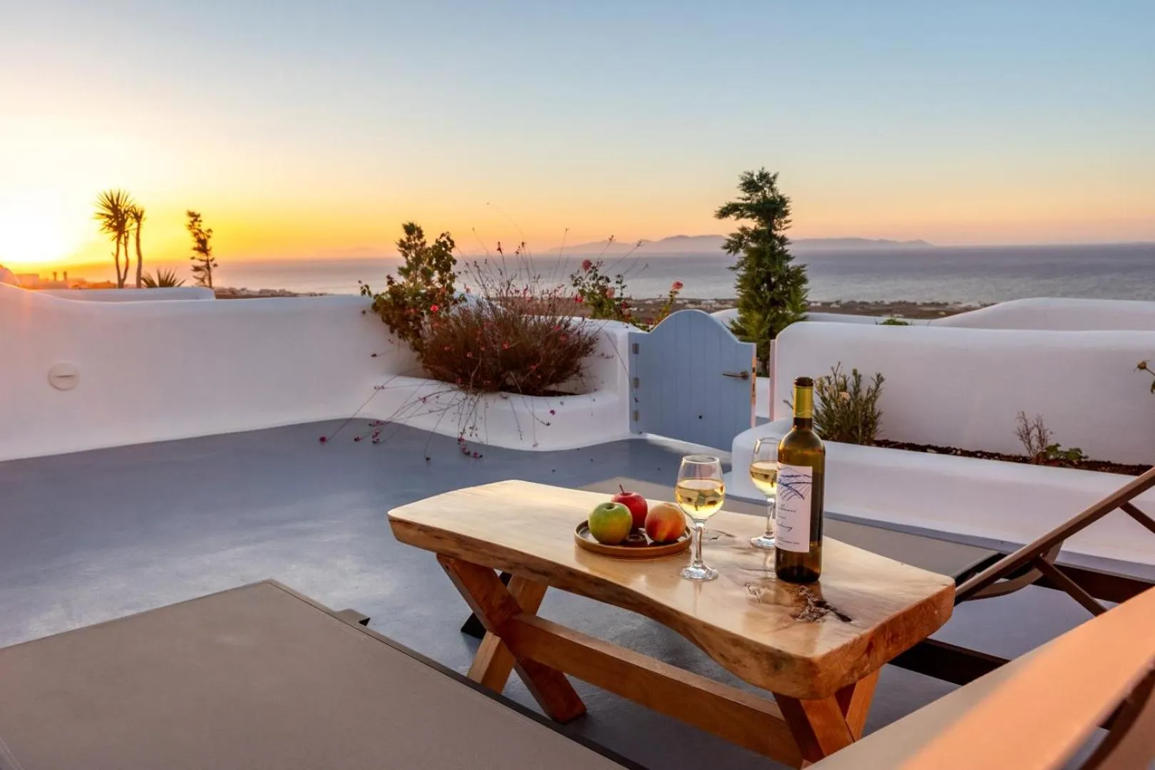Patio in Sun Angelos Oia - Luxury Cave Suites