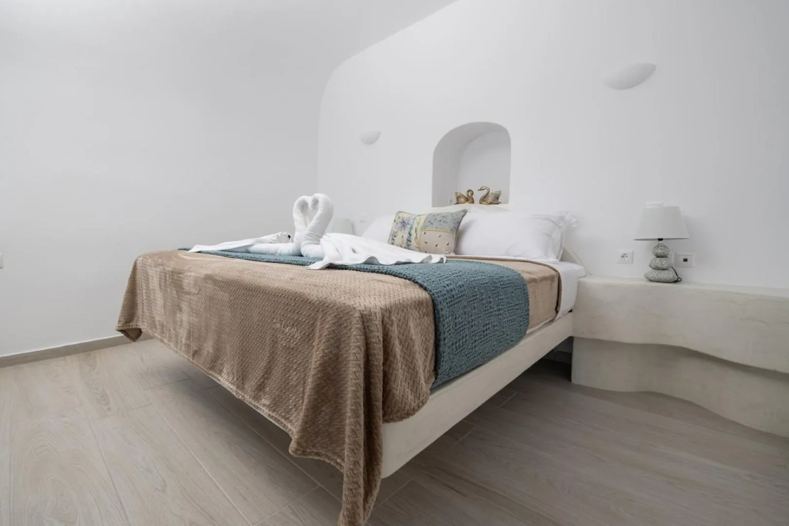 Bed in Sun Angelos Oia - Luxury Cave Suites