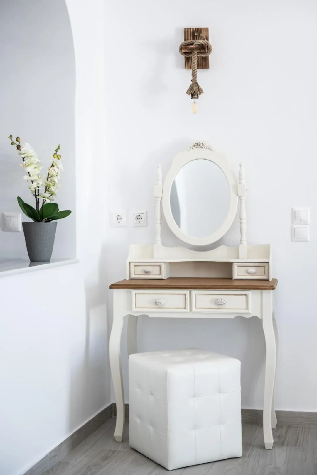 Decorative detail in Sun Angelos Oia - Luxury Cave Suites