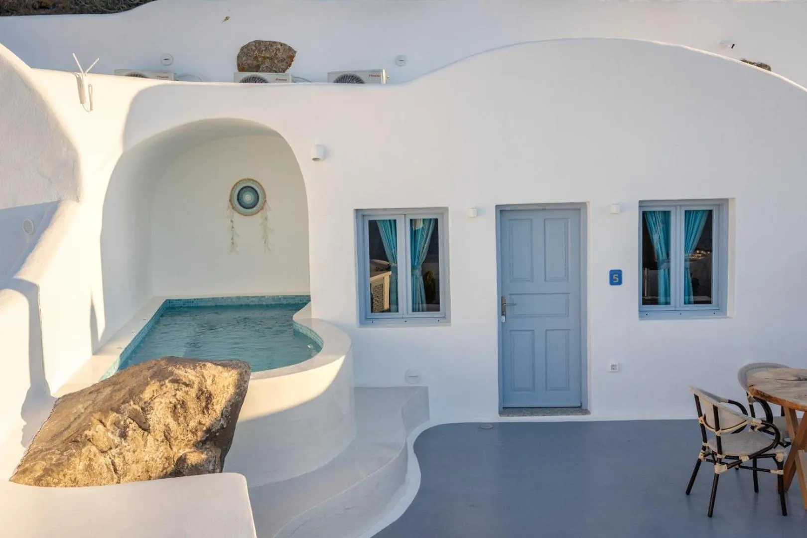 Seating area in Sun Angelos Oia - Luxury Cave Suites