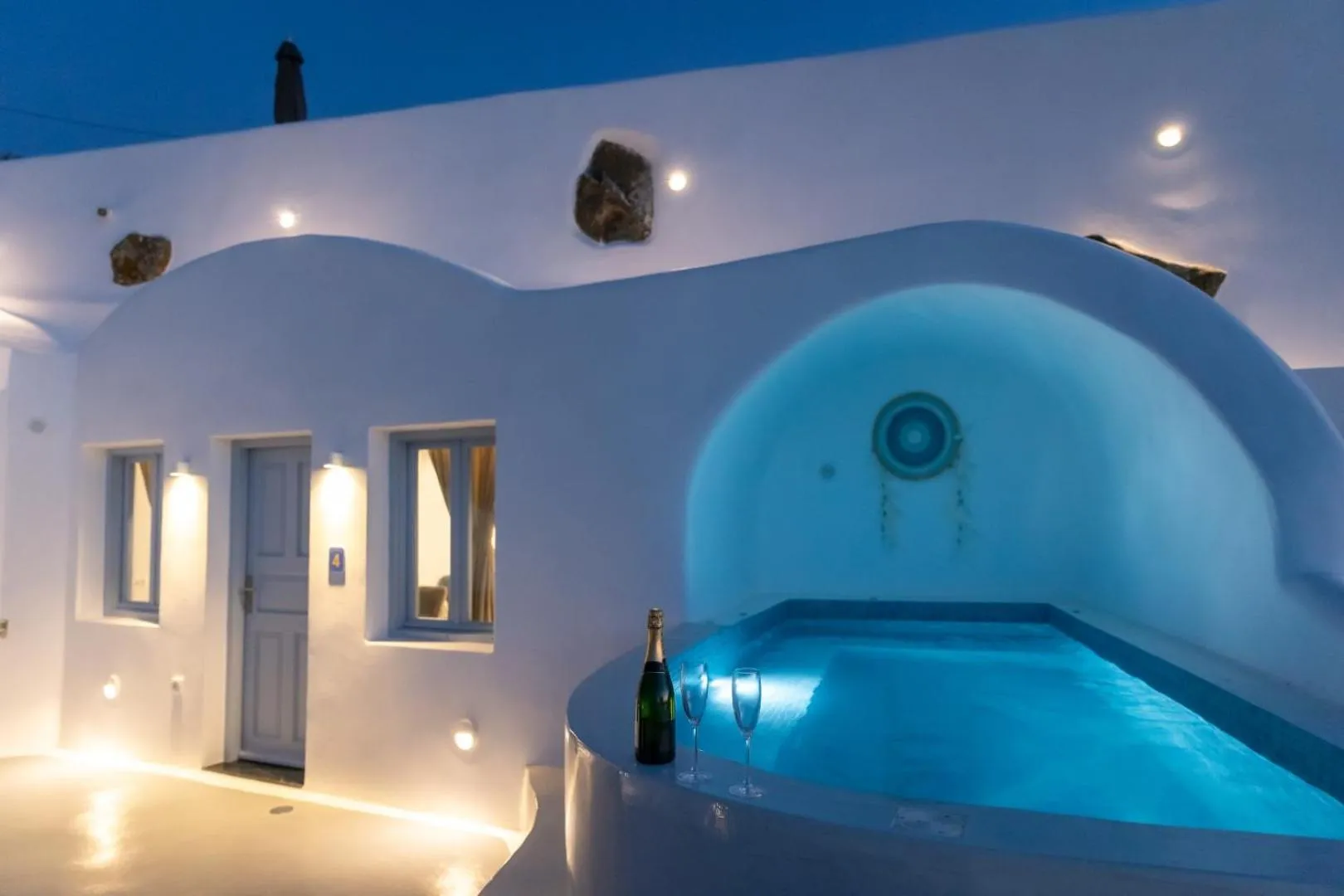 Hot Tub in Sun Angelos Oia - Luxury Cave Suites