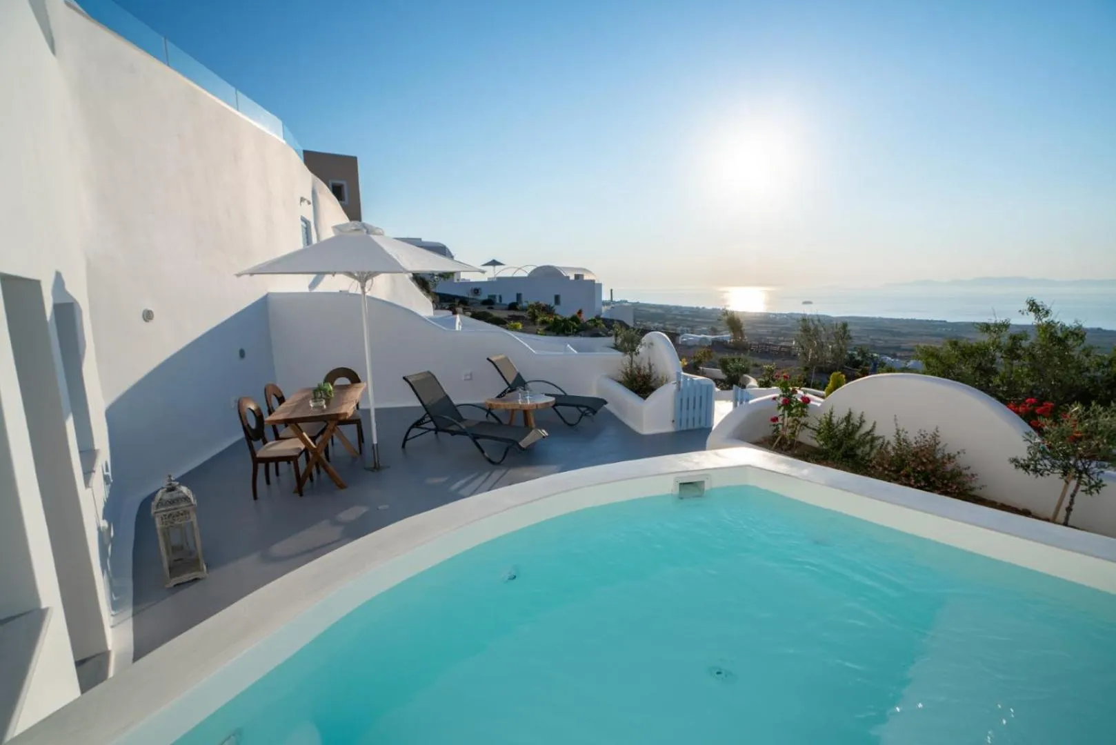 Pool view in Sun Angelos Oia - Luxury Cave Suites
