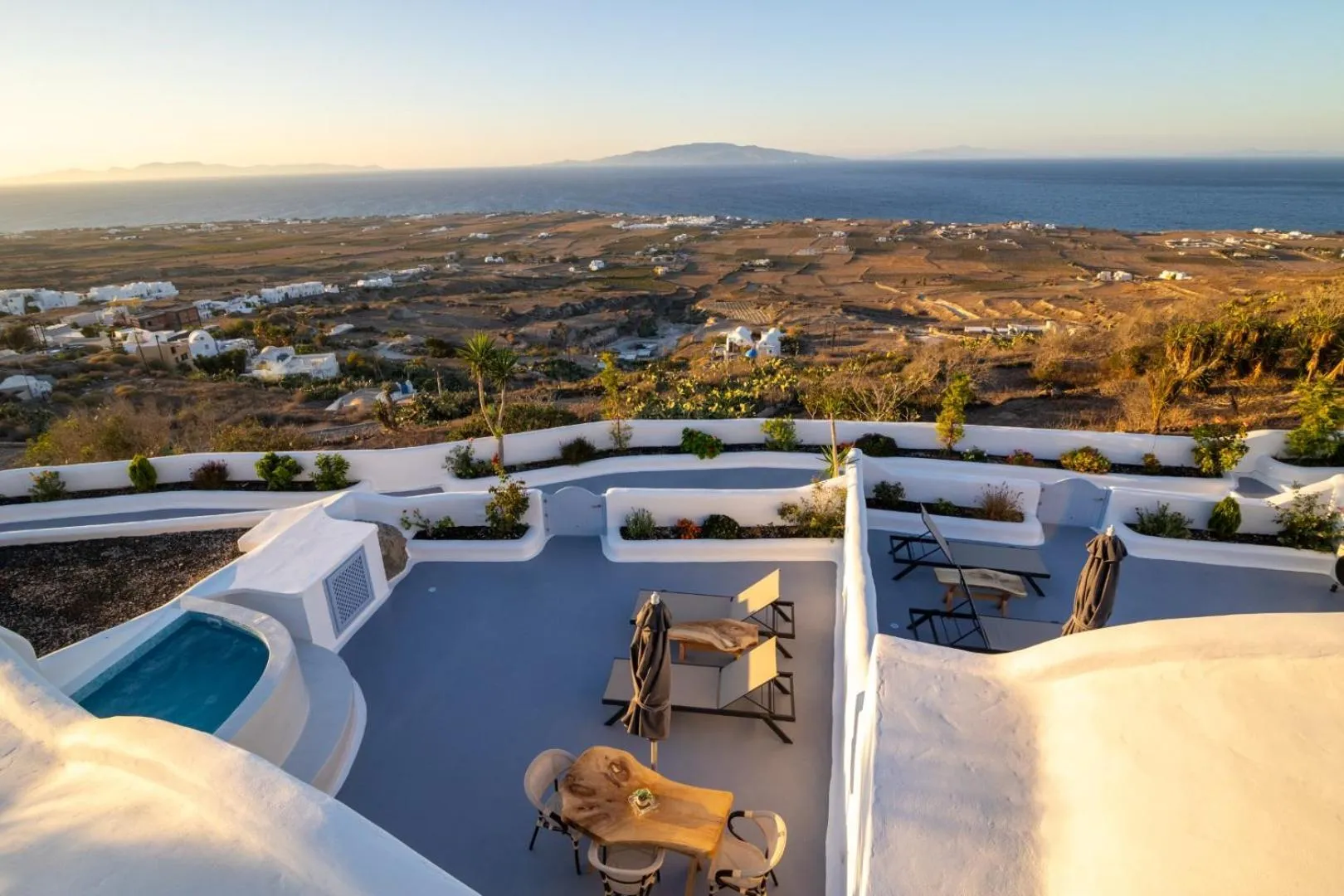 Natural landscape in Sun Angelos Oia - Luxury Cave Suites