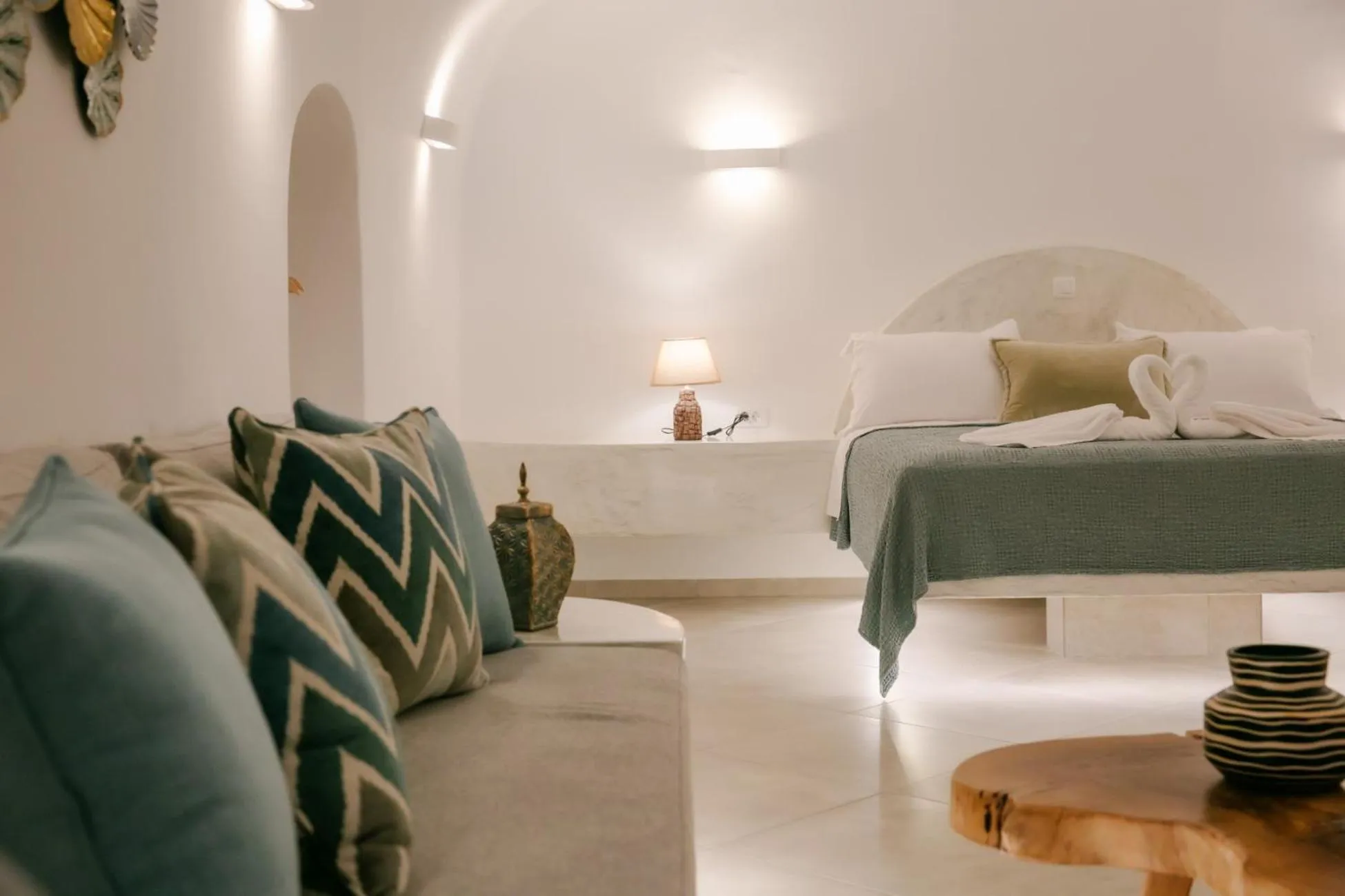 Bed in Sun Angelos Oia - Luxury Cave Suites