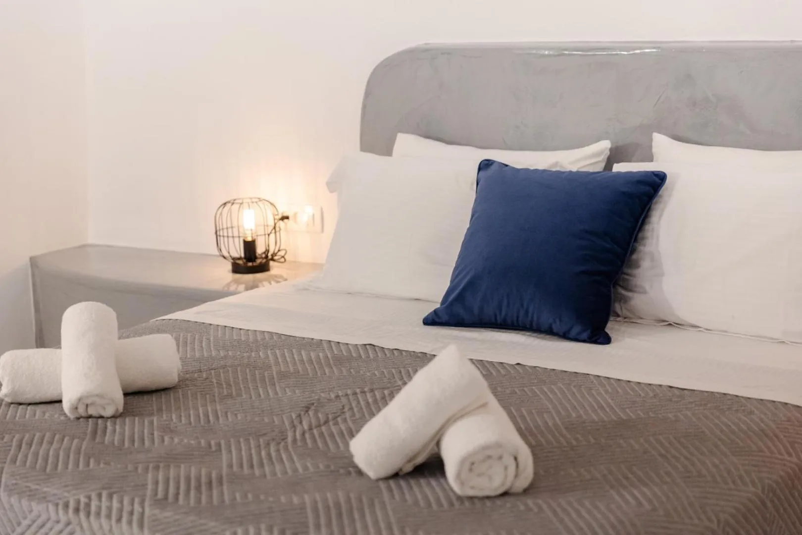 Bed in Sun Angelos Oia - Luxury Cave Suites